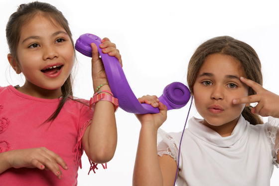 Caleño crea audífonos indestructibles para niños