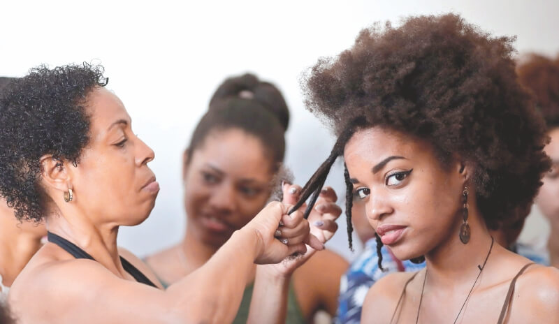 Discriminación de pelo, un problema para cortar