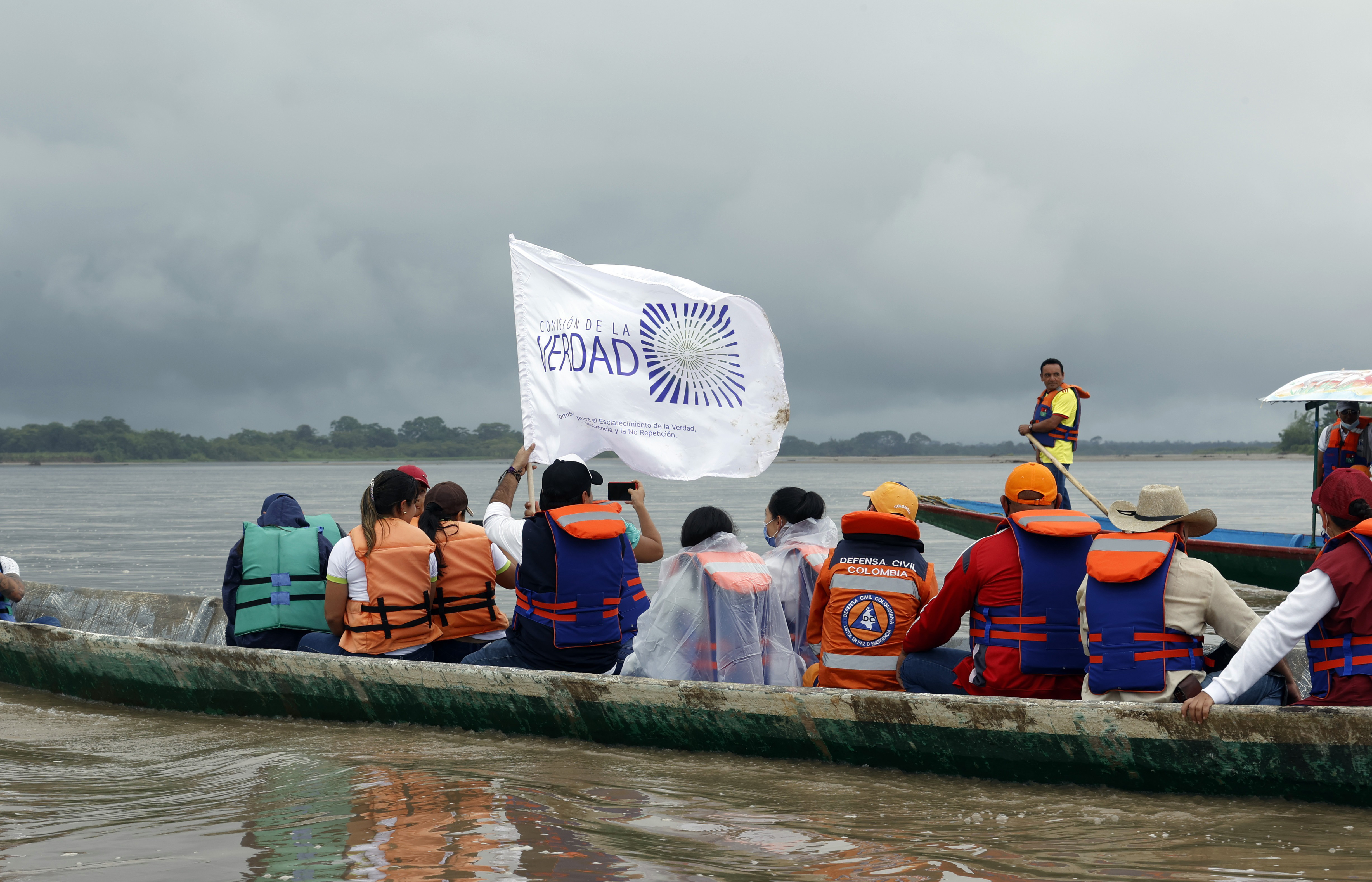 AME9540. PUERTO CONTRERAS (COLOMBIA), 27/06/2022.- Fotografía de archivo fechada el 29 de octubre de 2021 que muestra a Integrantes de la Comisión de la Verdad mientras navegan el río Arauca, en la población de Puerto Contreras (Colombia). La Colombia rota en pedazos que dejó más de medio siglo de conflicto armado fue recuperada por la Comisión para el Esclarecimiento de la Verdad, la Convivencia y la No Repetición, que a lo largo de más de tres años juntó esos fragmentos para elaborar el doloroso informe que presentará este martes al país. Este organismo hace parte del Sistema Integral para la Paz, que incluye además la Unidad para la Búsqueda de Personas dadas por Desaparecidas (UBPD) y la Jurisdicción Especial para la Paz (JEP), y comenzó su ardua tarea el 29 de noviembre de 2018 con el objetivo de entregar un informe sobre el conflicto tres años después, el 28 de noviembre del año pasado. EFE/ Mauricio Dueñas Castañeda ARCHIVO
