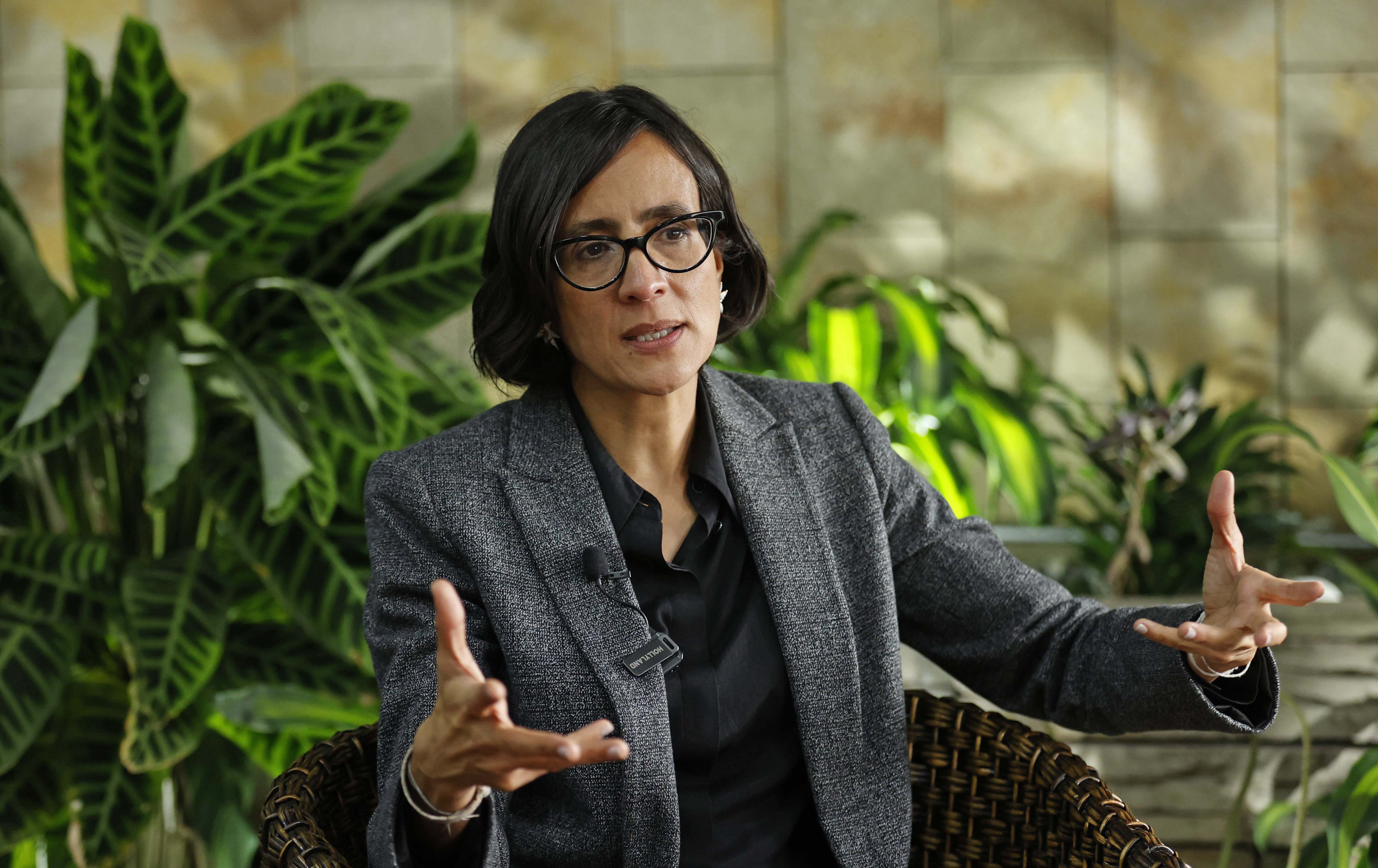 AME9104. BOGOTÁ (COLOMBIA), 11/02/2025.- La ministra de Ambiente de Colombia en funciones Susana Muhamad habla durante una entrevista con EFE, este lunes en Bogotá (Colombia). Muhamad afirma que la presencia del controvertido exembajador Armando Benedetti en un alto cargo del Gobierno, como jefe de Despacho Presidencial, no le da confianza y su permanencia en el gabinete constituye un riesgo que la llevó a tomar la decisión de renunciar. EFE/ Mauricio Dueñas Castañeda