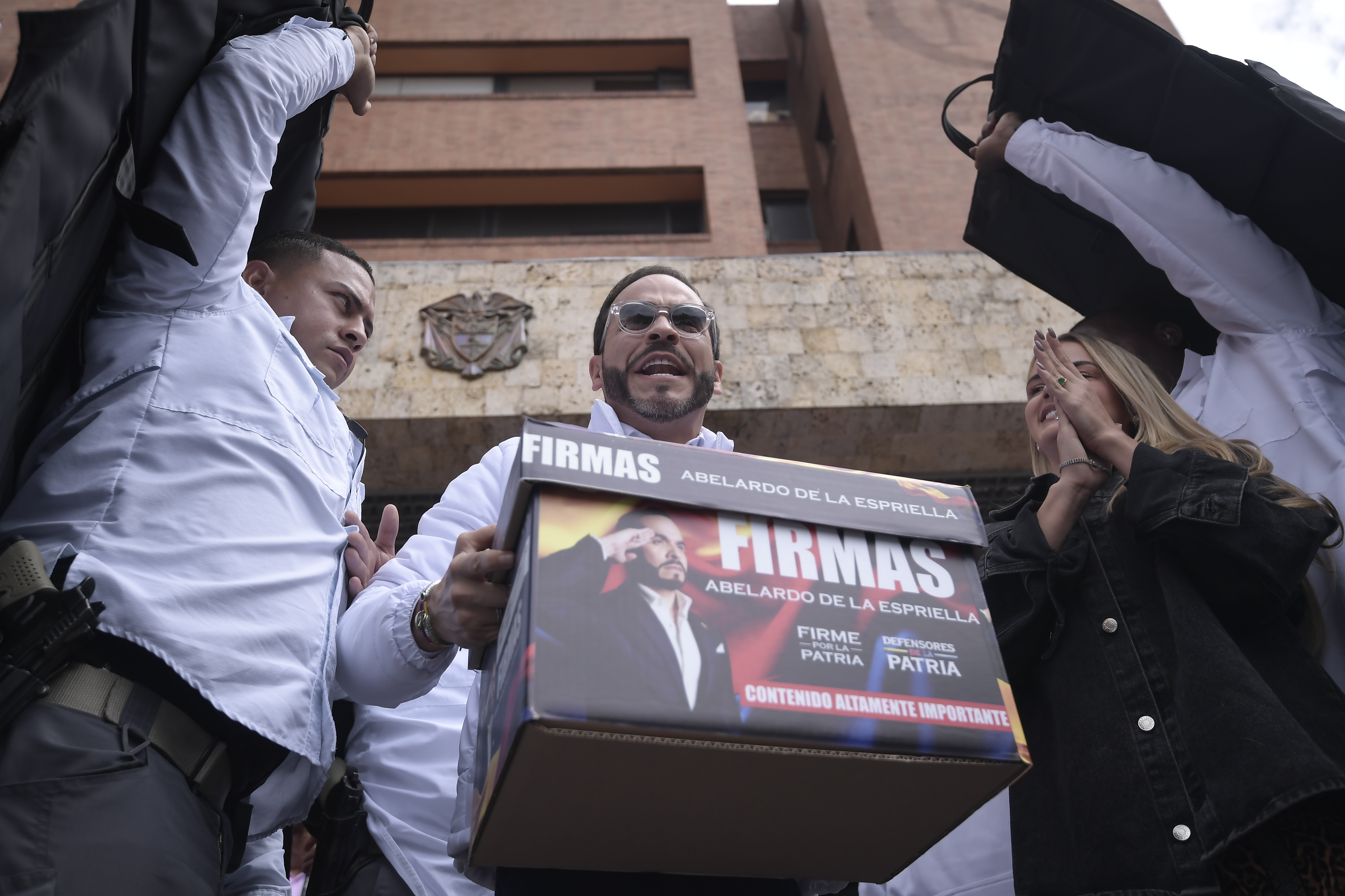 Se abre debate por firmas para avalar la candidatura presidencial de De la Espriella