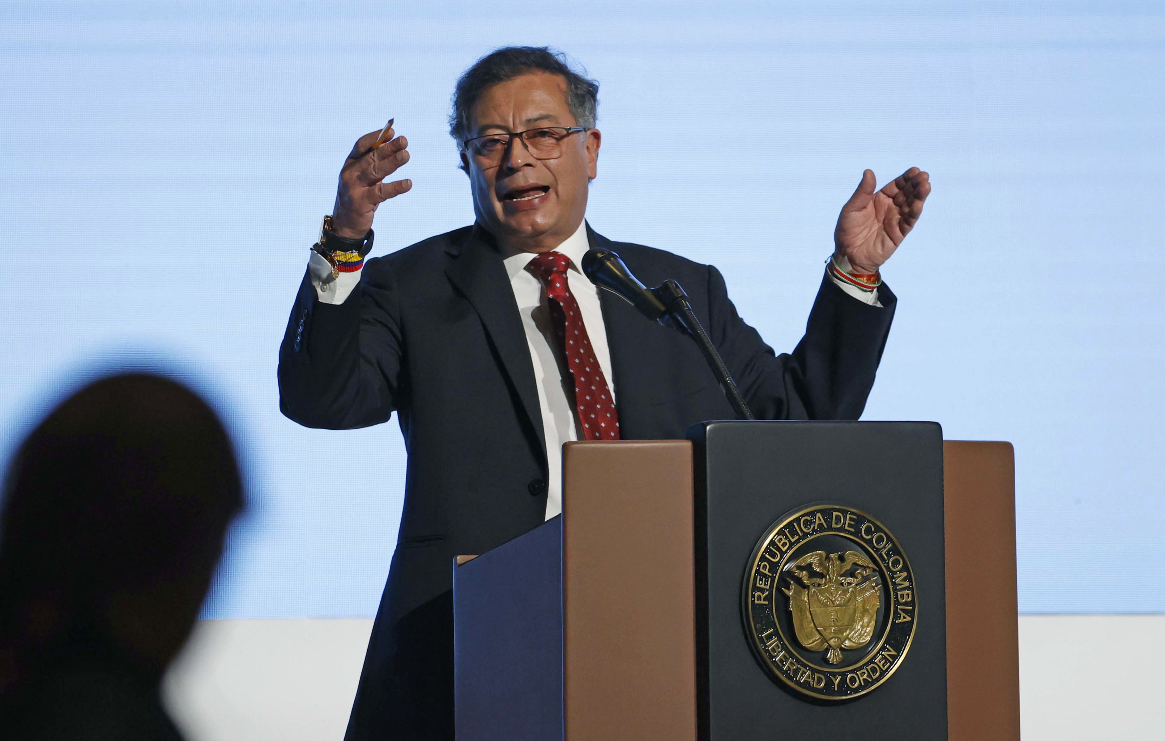 AME5156. BOGOTÁ (COLOMBIA), 12/01/2025.- Fotografía de archivo del 6 de noviembre de 2024 del presidente de Colombia, Gustavo Petro hablando en la 'Primera conferencia ministerial para poner fin a la violencia contra la niñez', en Bogotá (Colombia). Petro aseguró este domingo que el "Gobierno venezolano" le quitó a la líder opositora María Corina Machado el derecho a elegir y ser elegida, y defendió la decisión que tomó de mantener las relaciones diplomáticas con el líder chavista Nicolás Maduro. EFE/ Mauricio Dueñas Castañeda ARCHIVO
