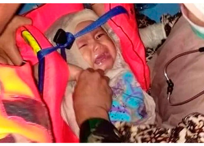 Foto viral de bebé que «sobrevivió» a accidente de avión en Indonesia es falsa