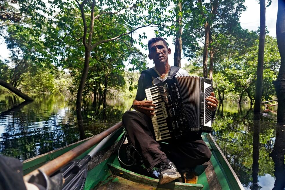 Un acordeonista en canoa defiende la Amazonía brasileña