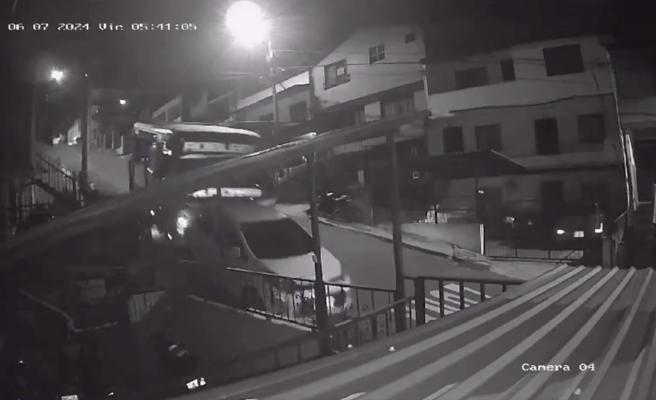 Dos heridos dejó bus que chocó contra varios vehículos y una casa en Bello (Video)