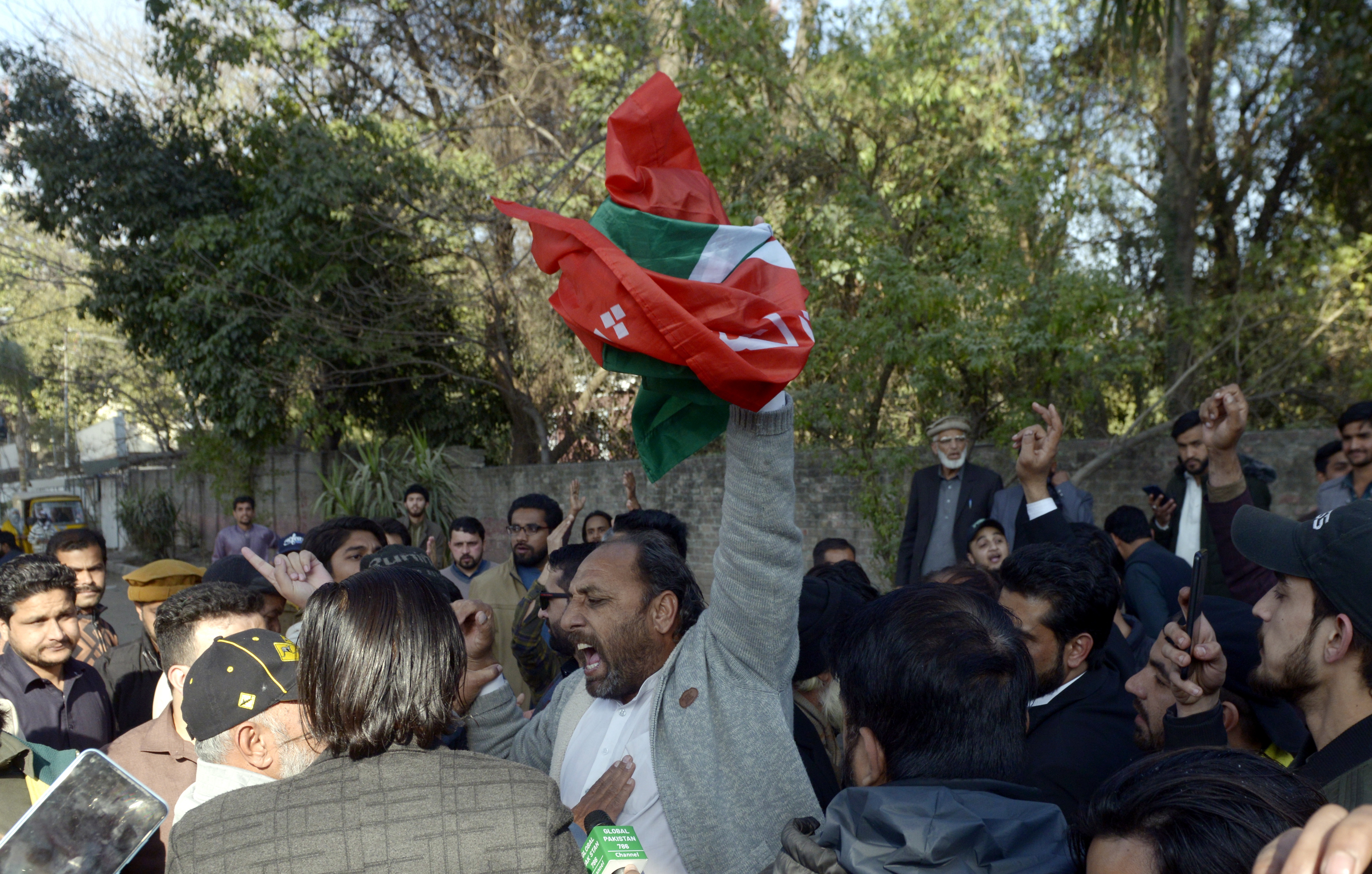 Entre acusaciones y protestas: la conmoción electoral en Pakistán