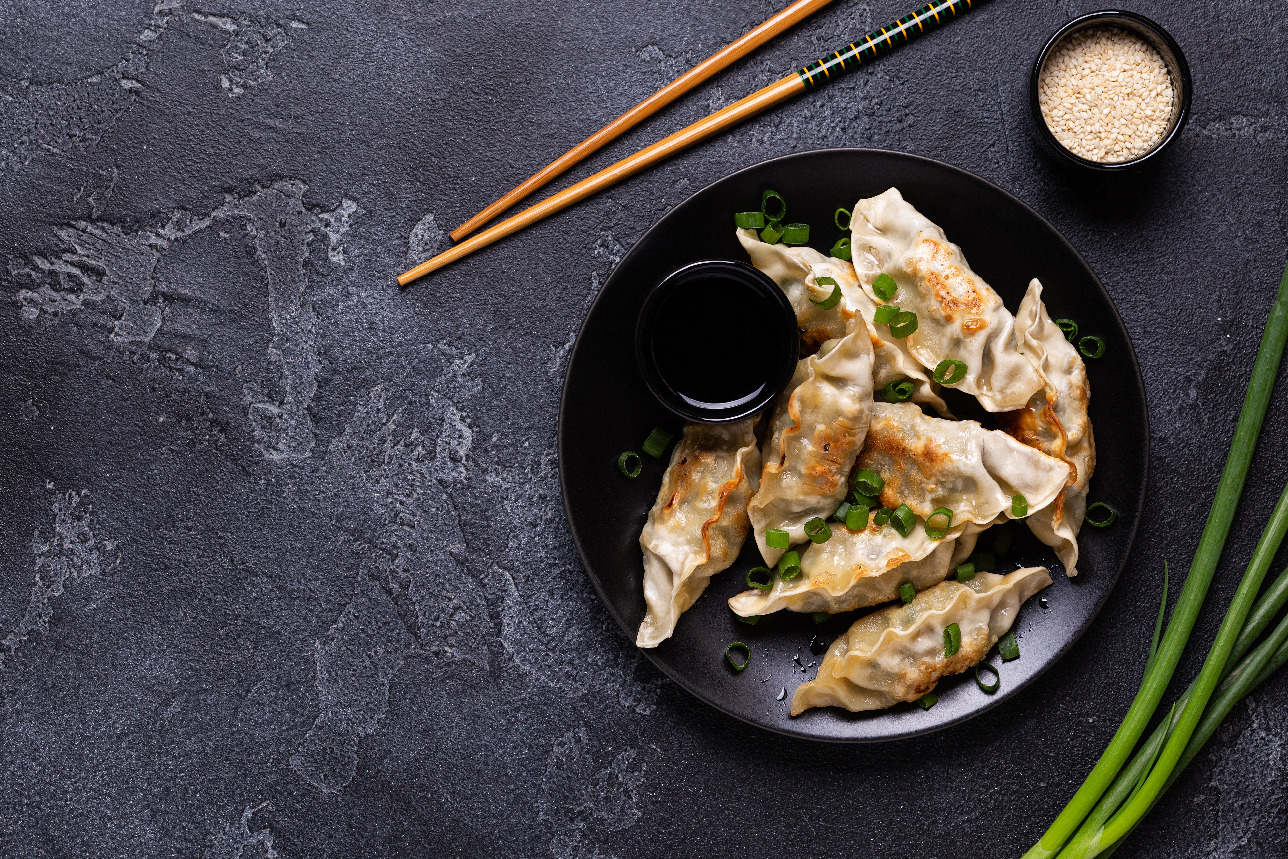 Receta para preparar gyozas de cerdo y camarón con vinagreta de soya