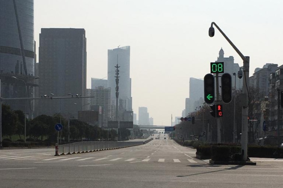 “Estoy en Wuhan desde agosto, cuando llegué a hacer mi pregrado en Economía. La primera vez que escuché sobre el coronavirus fue el 31 de diciembre por WeChat (una aplicación de mensajería china) en donde circuló una imagen diciendo que había un virus y que debíamos tener precaución. A mediados de enero, la situación comienza a complicarse y la autoridades informan que la ciudad va a ser aislada. El 22 del mismo mes, varios estudiantes europeos de mi universidad, luego de hablar con sus gobiernos, deciden abandonar China por el riesgo que representa la epidemia. Como en mis planes no estaba viajar a Colombia, decido esperar. Pero al ver que todos los países comienzan a sacar a sus ciudadanos hablo con otra compañera colombiana para ver si a ella la había llamado la Cancillería colombiana. Como eso no pasó, nos comunicamos con el consulado en Pekín y les explicamos la situación. Nos piden paciencia y dicen que van a ver qué pueden hacer.
