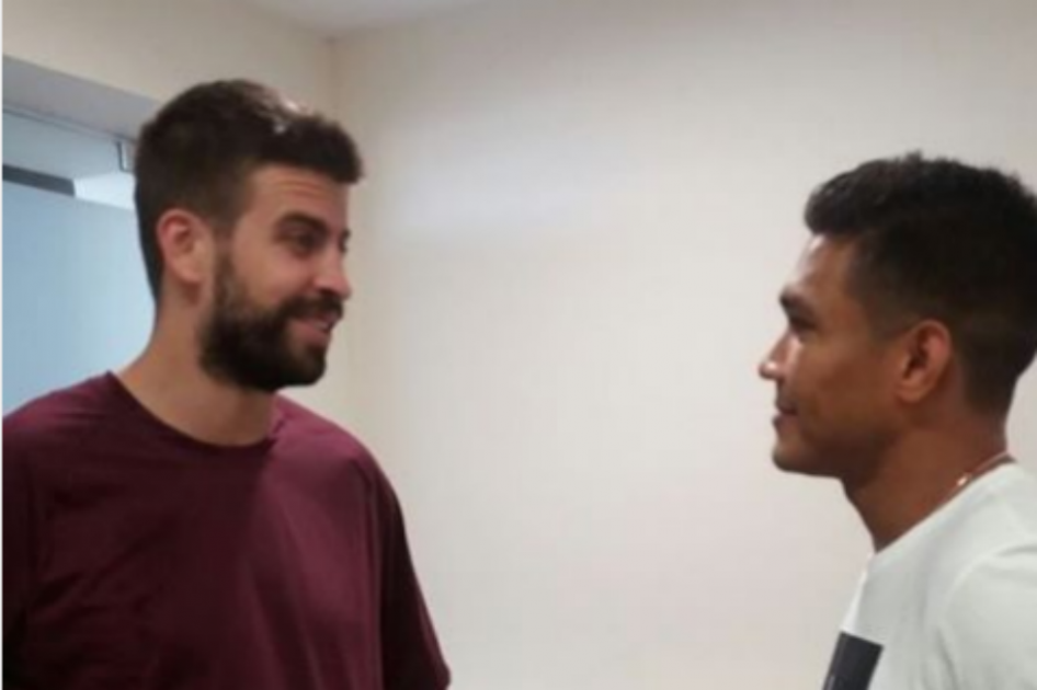 El delantero colombiano junto al jugador del Barcelona.