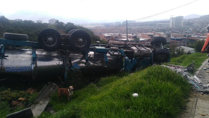 Camión cisterna cayó sobre vehículo familiar y dejó dos muertos en Bogotá