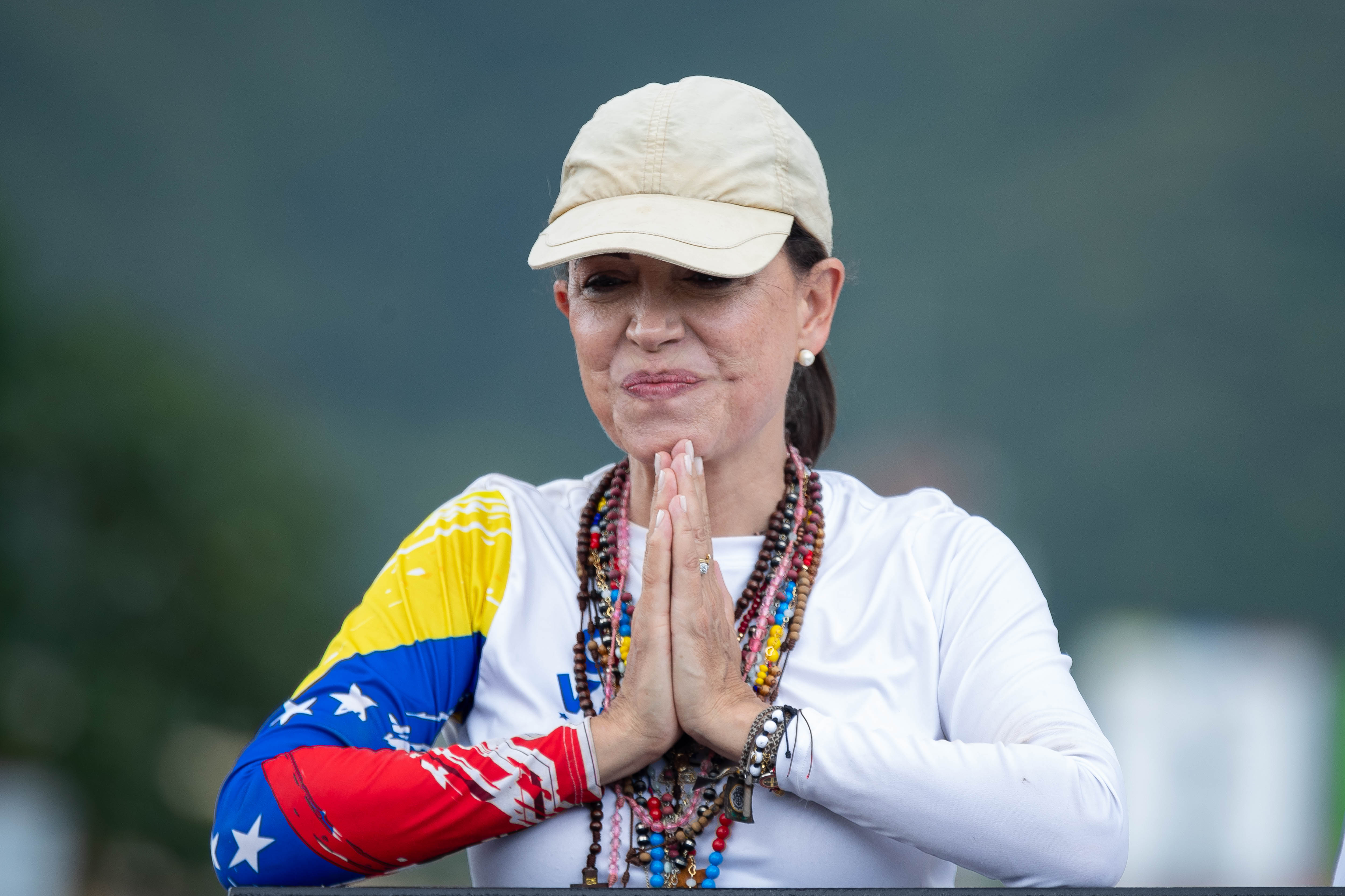 AME1670. VALENCIA (VENEZUELA), 13/07/2024.- La lider de la oposición, María Corina Machado (i) saluda a simpatizantes durante un acto de campaña este sábado en la ciudad de Valencia, estado de Carabobo (Venezuela). La oposición mayoritaria de Venezuela celebró este sábado, en la ciudad de Valencia, estado Carabobo, un acto de campaña que calificó de "histórico" en respaldo a su candidato a las presidenciales del 28 de julio, Edmundo González Urrutia, pese al cierre de numerosas vías por parte de los cuerpos de seguridad. EFE/ Ronald Peña