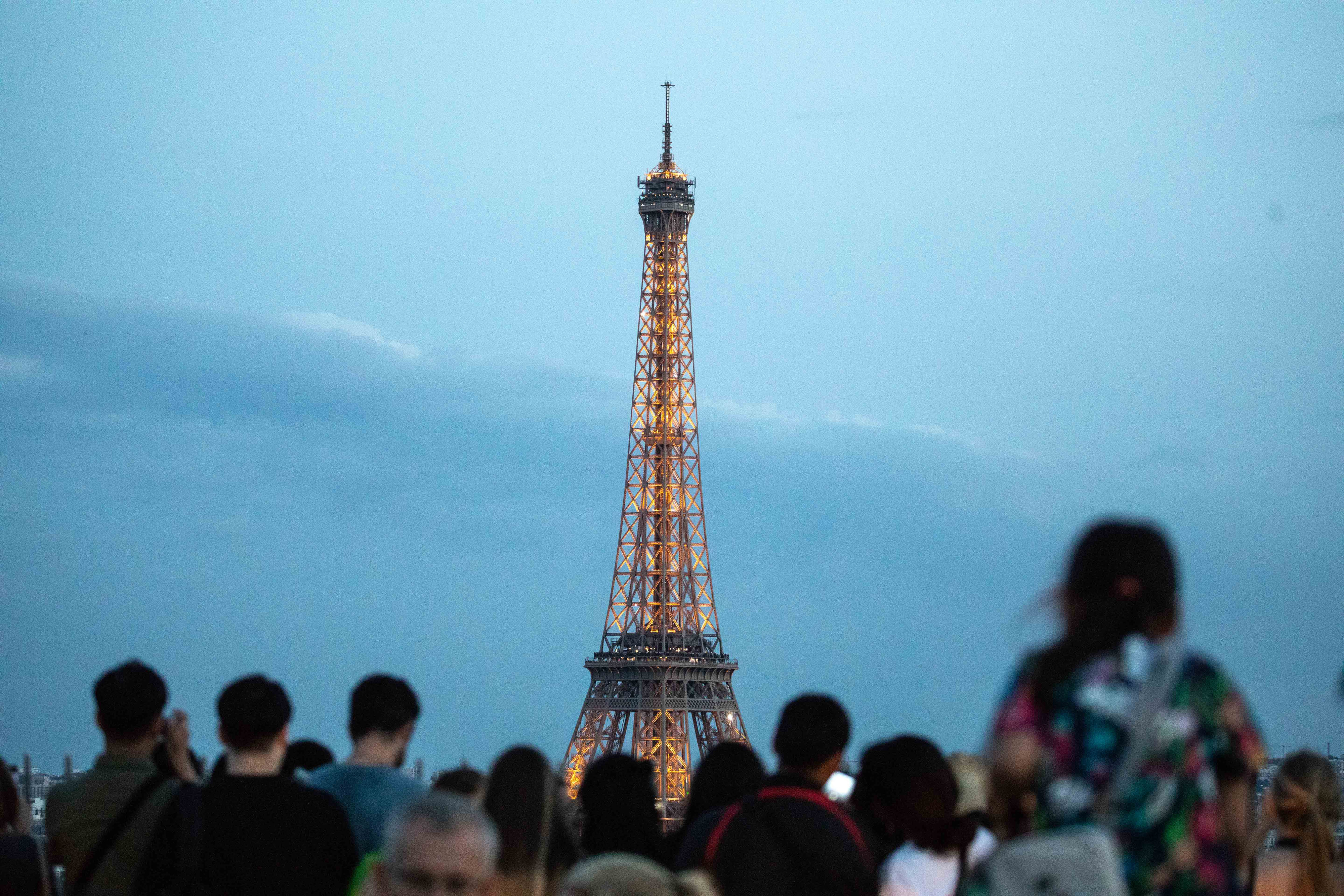 Empleados de Torre Eiffel amenazan con huelga por largas filas de espera