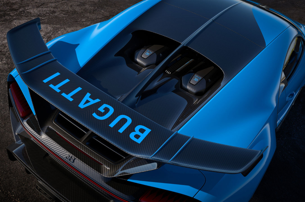 El Chiron Pur Sport acelera en sexta marcha de 60 a 120 km/h, casi dos segundos más rápido que el Chiron. En general, los valores de elasticidad son 40 por ciento mejores en comparación con el Chiron. Esto significa que el Pur Sport proporciona un rendimiento extraordinario que se puede experimentar en todas las marchas. Debido a la relación de transmisión más corta y a la mayor fuerza aerodinámica, el icónico motor W16 de 8.000 centímetros cúbicos con una potencia de 1.500 caballos y un par de 1.600 newton metros libera toda su potencia a 350 km/h.