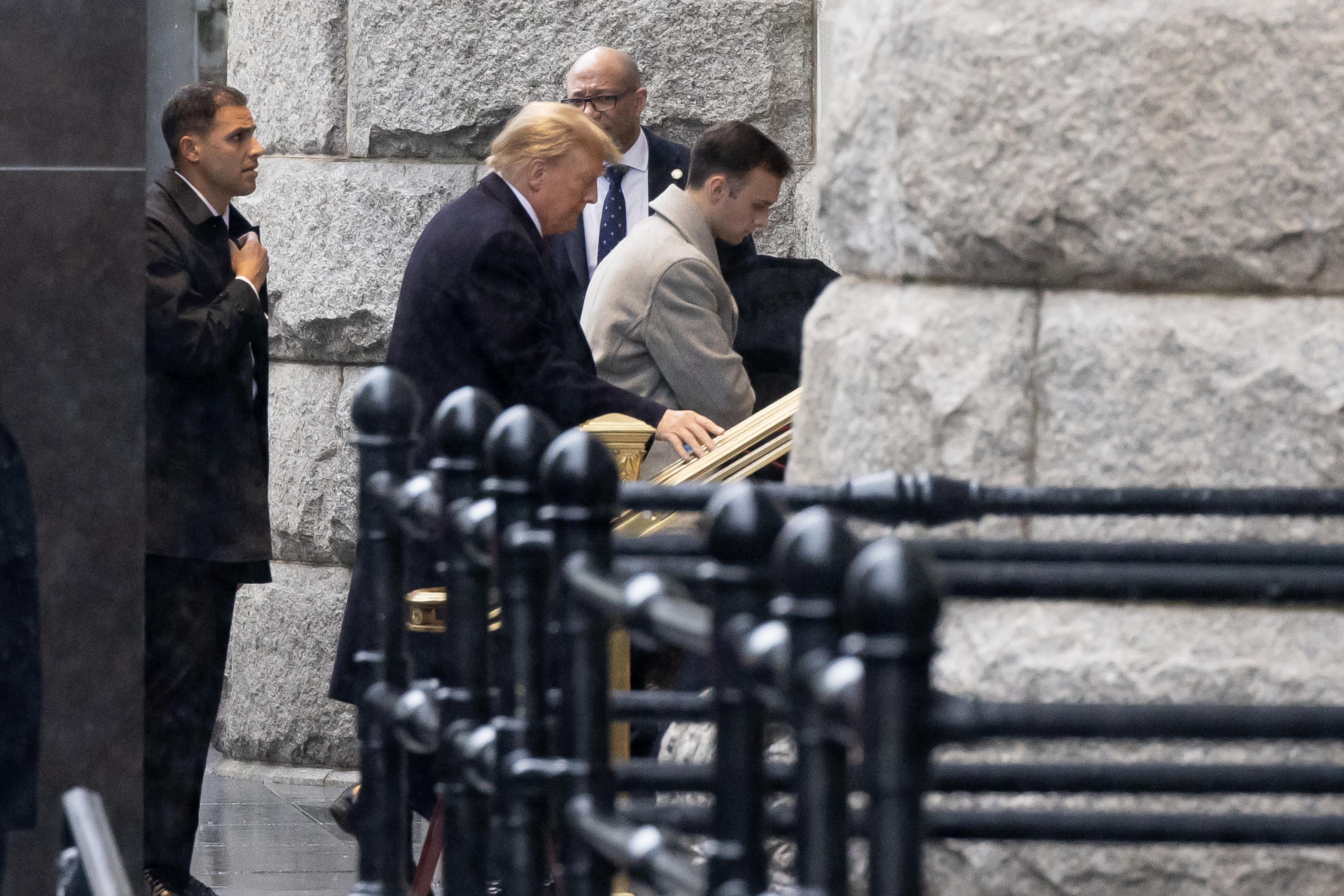 Washington (United States), 09/01/2024.- US President Donald J. Trump (C) enters a hotel to make a statement to members of the news media after leaving the E. Barrett Prettyman United States Courthouse in Washington, DC, USA, 09 January 2024. Trump attended his hearing at the E. Barrett Prettyman United States Courthouse as his lawyers tried to convince three federal appeals court judges that the former US president is immune from charges related to his efforts to overturn the 2020 presidential election. (Estados Unidos) EFE/EPA/MICHAEL REYNOLDS