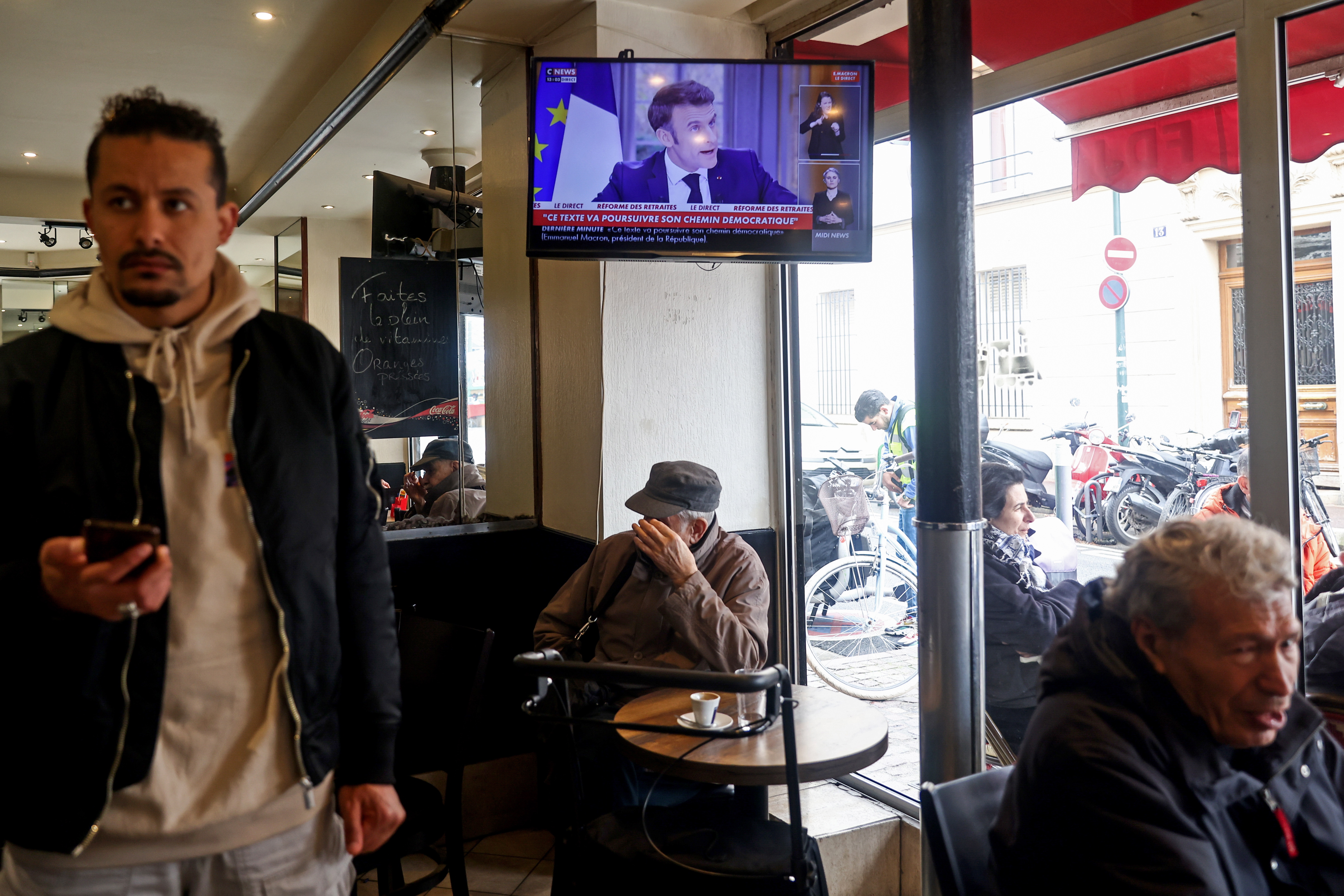 Paris (France), 22/03/2023.- A television in a bar shows the French President Emmanuel Macron's televised interview, in Paris, France, 22 March 2023. Macron used the interview to defend his decision to raise the pension age from 62 to 64. (Francia) EFE/EPA/Mohammed Badra