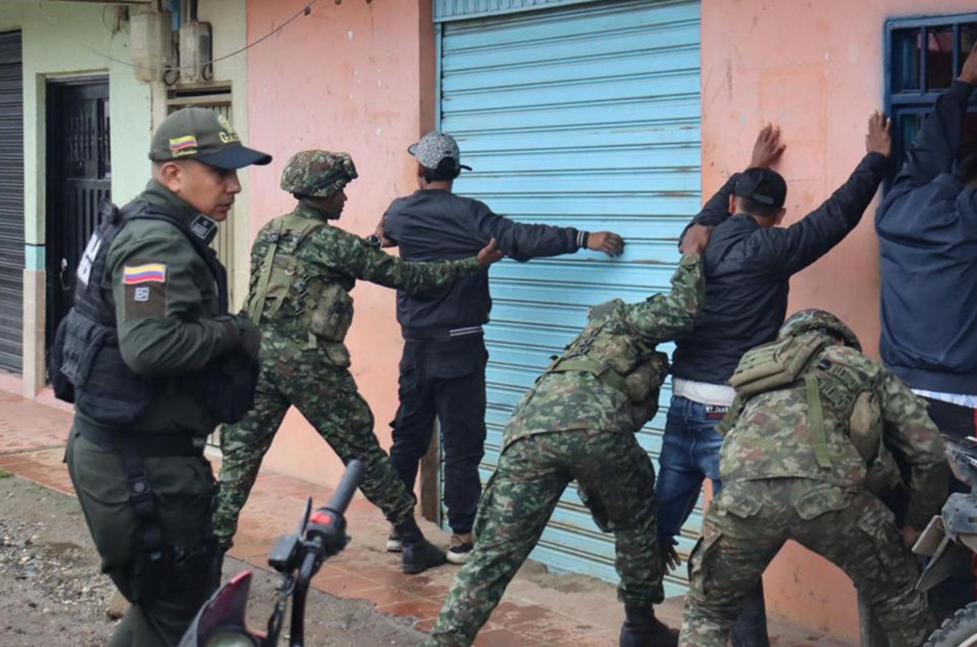 AME8000. EL TAMBO (COLOMBIA), 23/06/2025.- Fotografía cedida por la oficina de comunicaciones del Ejército de Colombia de soldados haciendo requisas este lunes en El Tambo (Colombia). Las autoridades colombianas rescataron este lunes a los 57 militares que fueron "privados de su libertad" un día antes por comunidades "constreñidas" por una disidencia de las FARC en la región del Cañón del Micay, en el convulso departamento del Cauca (suroeste), confirmó el Ejército. EFE/Ejército de Colombia/SOLO USO EDITORIAL /NO VENTAS /SOLO DISPONIBLE PARA ILUSTRAR LA NOTICIA QUE ACOMPAÑA /CRÉDITO OBLIGATORIO/MÁXIMA CALIDAD DISPONIBLE