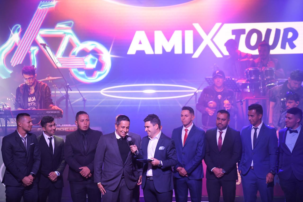 El bogotano Sebastián Oliveros (con el micrófono), entrenador de Fortaleza CEIF desde 2023. Lidera a Los Amix desde 2023, año en el que consiguió el ascenso a primera divisón.