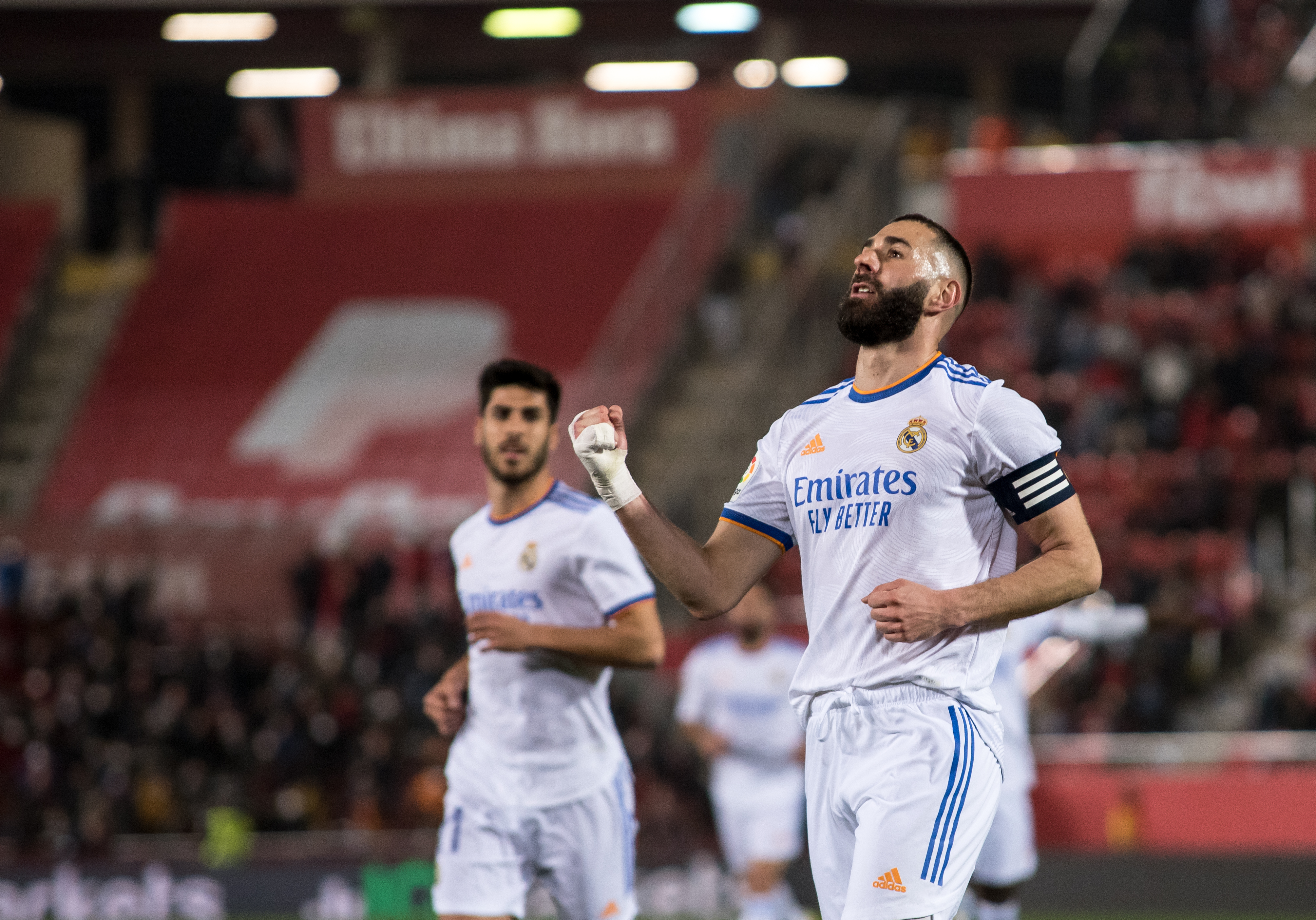 PALMA DE MALLORCA, 14/03/2022. El delantero francés del Real Madrid Karim Benzema (i) celebra tras marcar ante el Mallorca, durante el encuentro correspondiente a la jornada 28 de Primera División disputado hoy lunes en el Visit Mallorca Estadi de la capital balear. EFE/ATIENZA