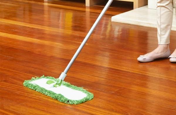 ¿Cómo limpiar los pisos laminados en madera? Este método los dejará brillantes