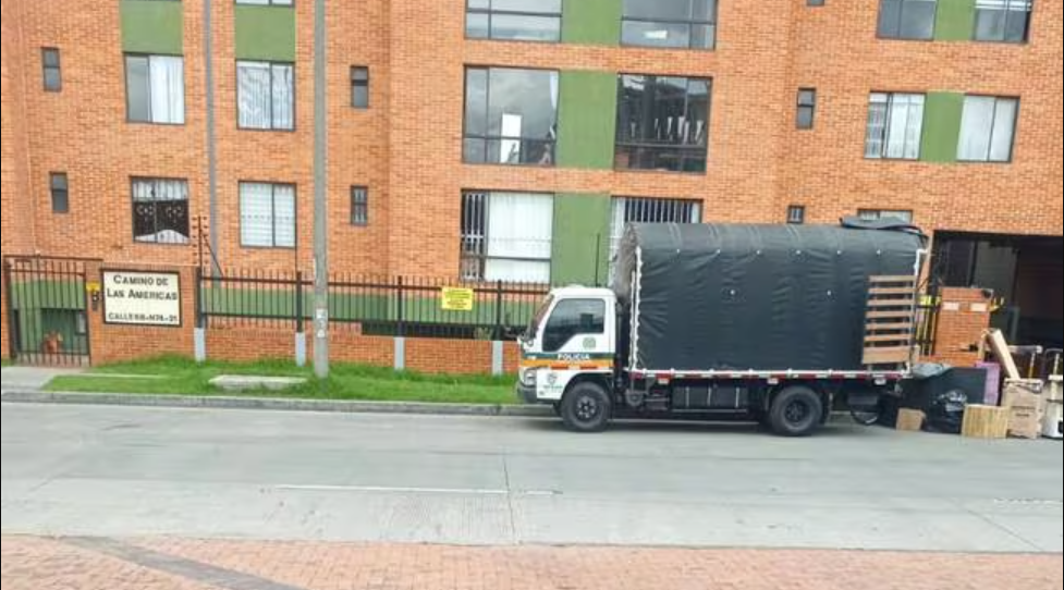 Indignación por el uso de un camión de la Policía para realizar un trasteo