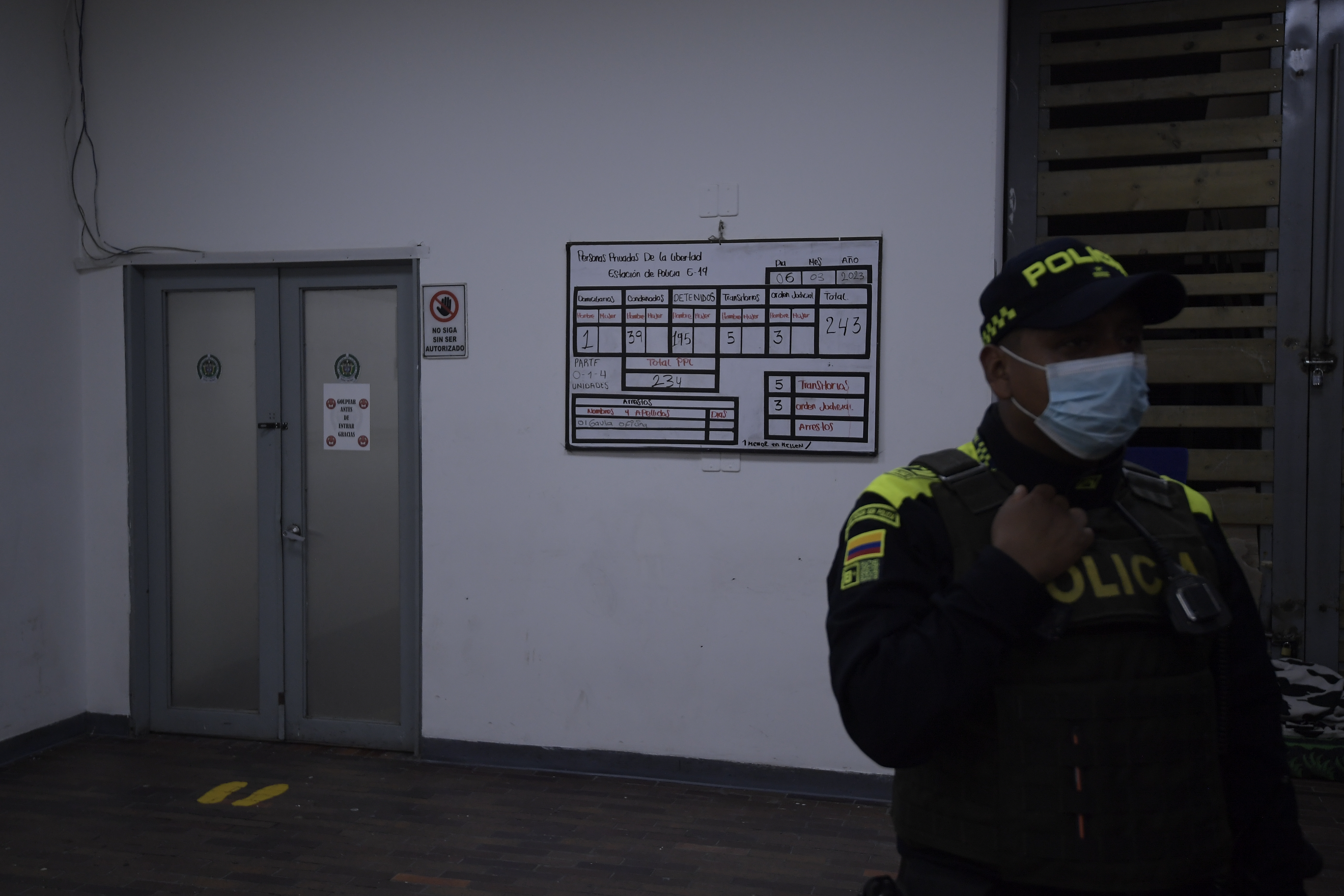 La Corte Constitucional realizó una inspección judicial a estaciones de policía del sur de Bogotá para poner en evidencia la crítica situación de la población privada de la libertad. Esta es la primera de varias visitas que se realizarán en el territorio nacional.