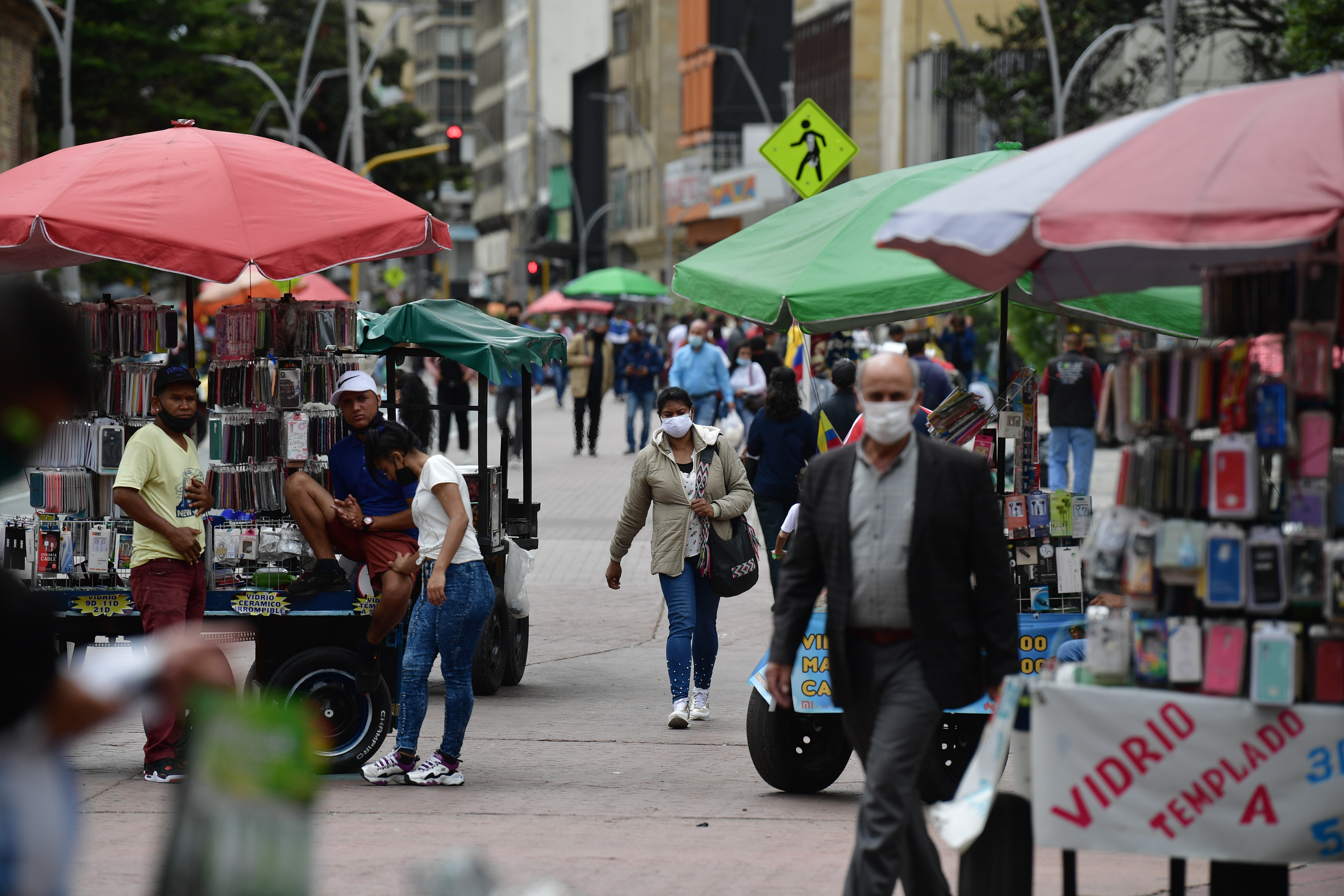 Estado debe velar por espacio público con límites: Corte sobre vendedores informales