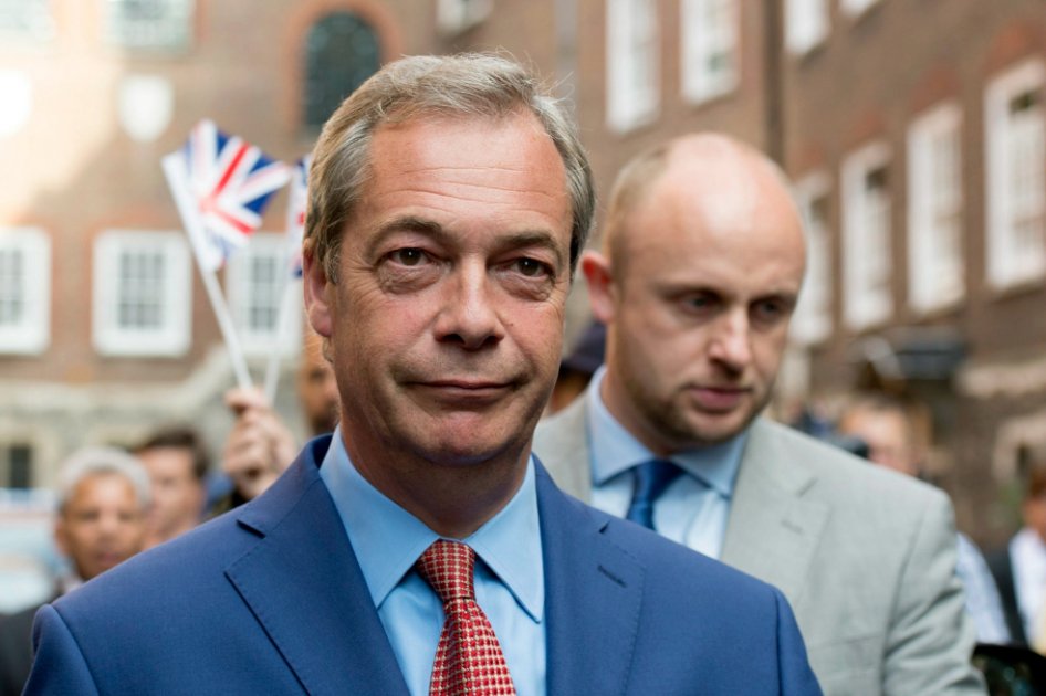 El líder del UKIP, Nigel Farage, uno de los principales impulsores del Brexit, mientras caminaba por Londres. / EFE