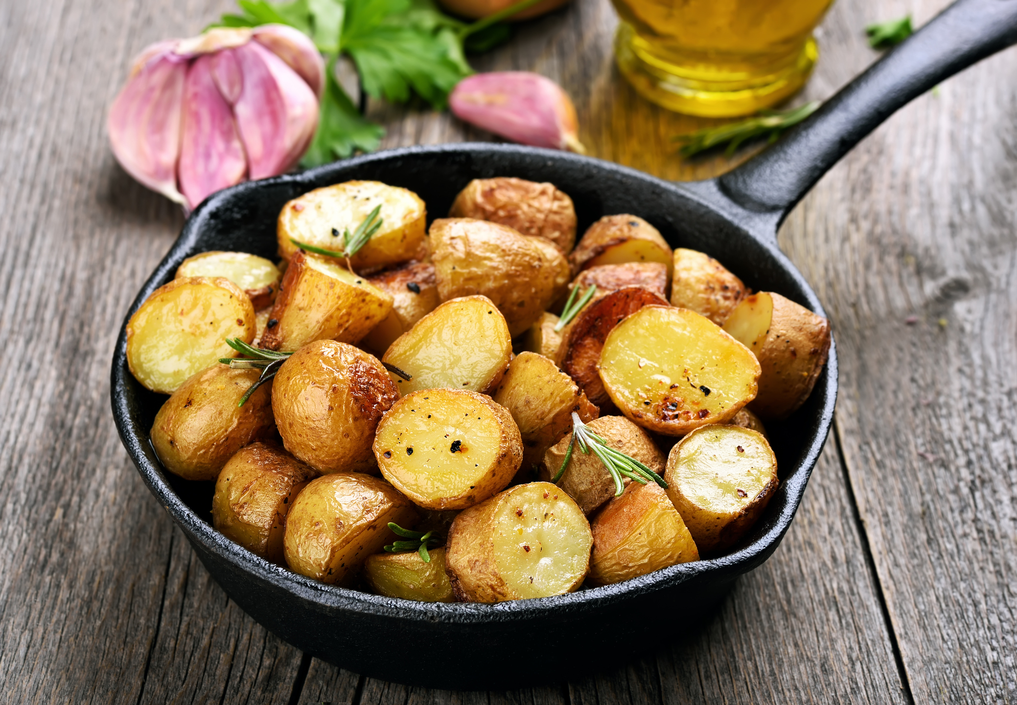¿Cómo se preparan unas papas criollas al ajillo? Aquí está la receta