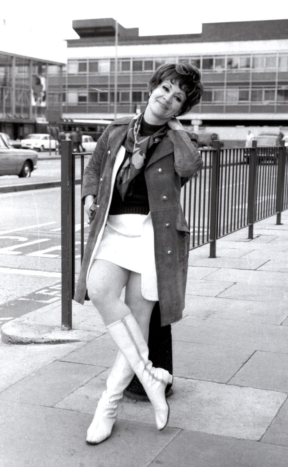 USA1829. NUEVA YORK (NY, EEUU), 30/01/2024.- Fotografía de archivo del 26 de marzo de 1969 donde aparece la actriz de origen puertorriqueño Chita Rivera mientras posa en el aeropuerto de Heathrow en Londres, Reino Unido. Dolores Conchita Figueroa del Rivero, estrella de musicales de Broadway, falleció este martes a los 91 años, según informó su hija, Lisa Mordente, al diario The New York Times. EFE/Cifra Gráfica/ARCHIVO