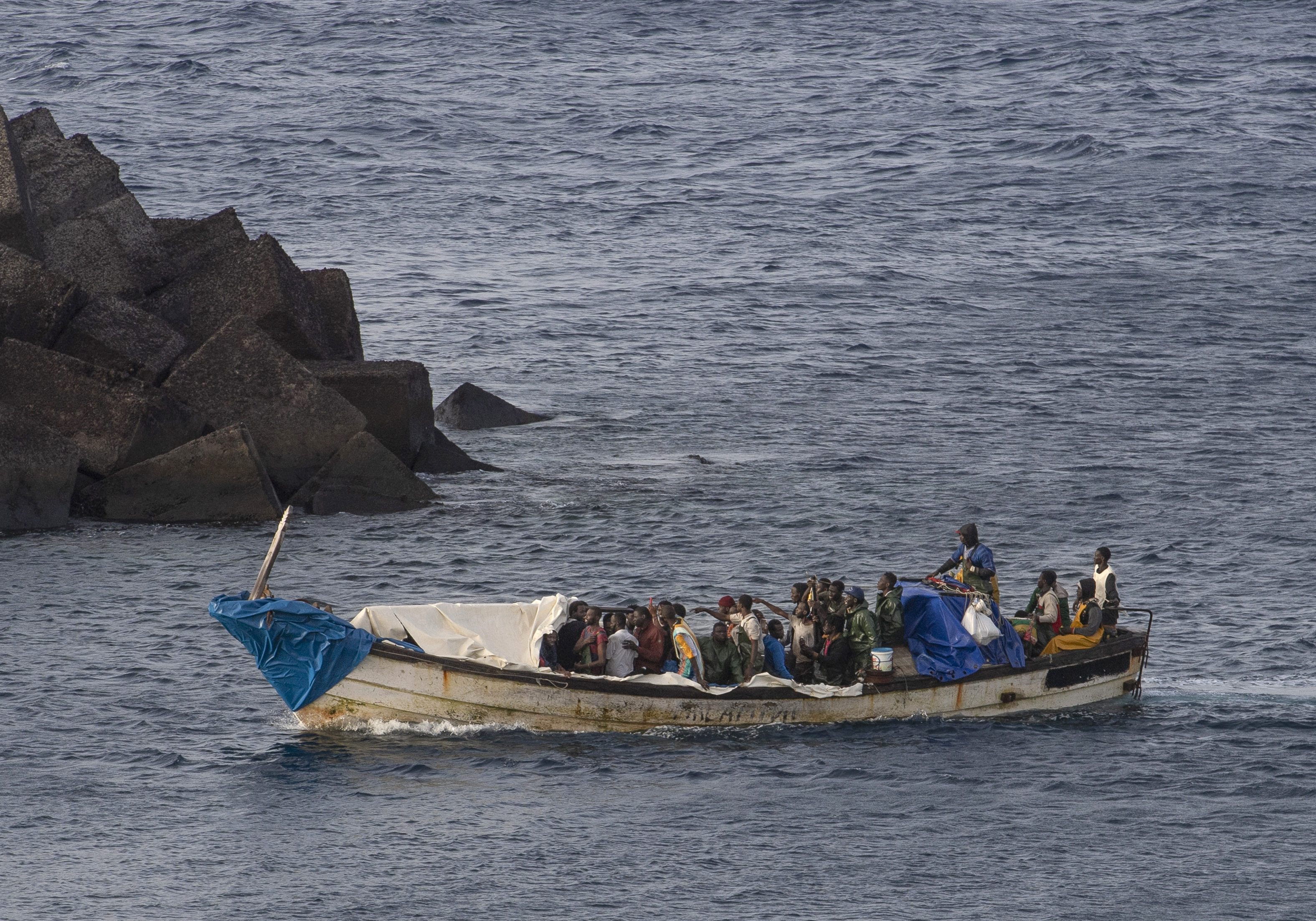 Naufragó barco con migrantes en Islas Canarias: hay 49 desaparecidos