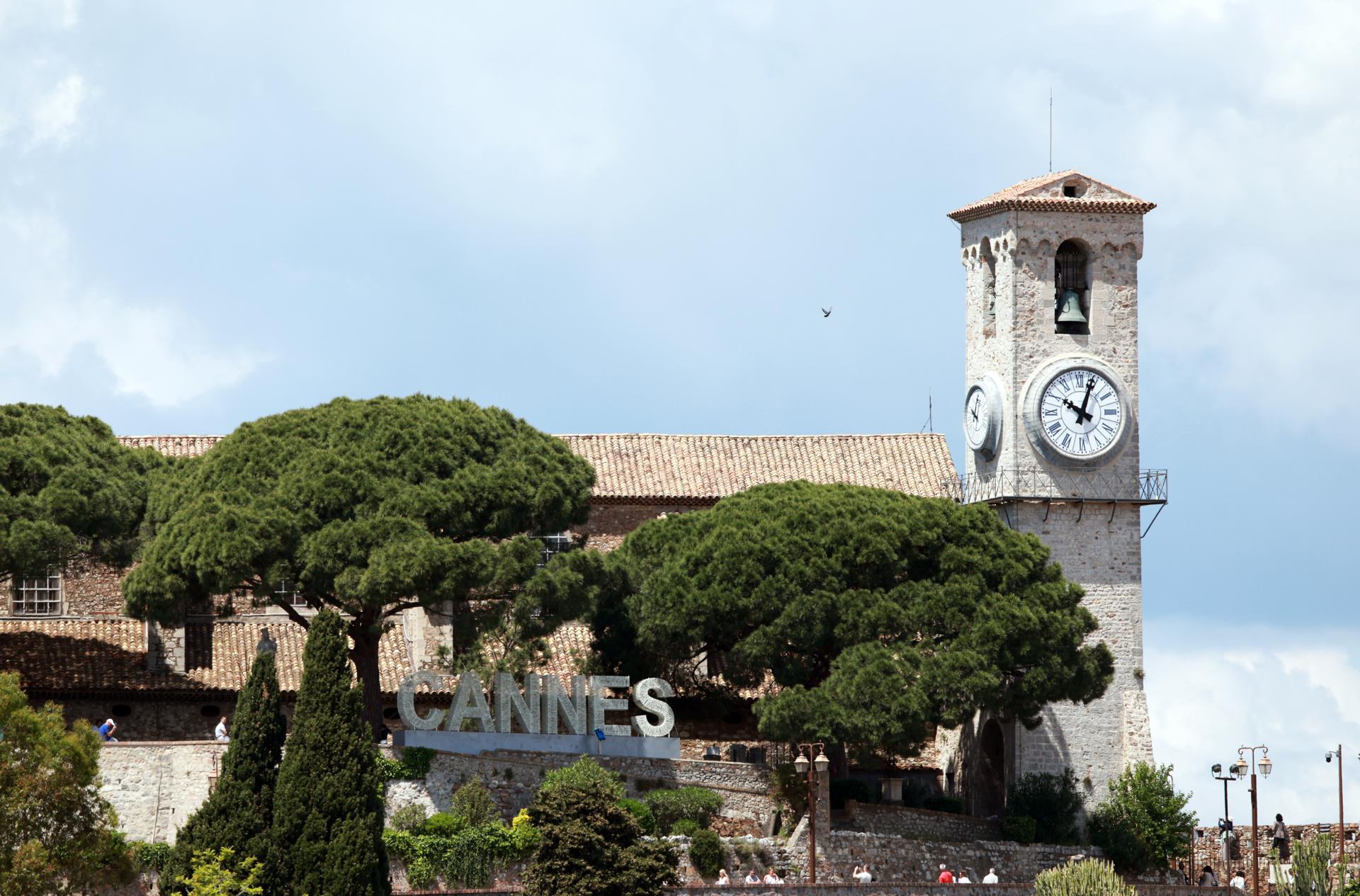 CANNES (France), 24/05/2025.- A clock stopped after 10:00 am on a clock tower, following a power outage that hist South of France during the 78th annual Cannes Film Festival, in Cannes, France, 24 May 2025. A massive power outage struck the French region of Alpes-Maritimes, including Cannes, on 24 May. According to the Cannes Film Festival, the closing ceremony and all scheduled events are to proceed as planned. The Palais des Festivals has its independent power supply. (Cine, Francia) EFE/EPA/CLEMENS BILAN
