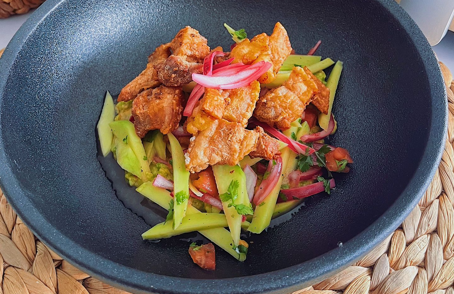 Con seis ingredientes prepara este ceviche de chicharrón