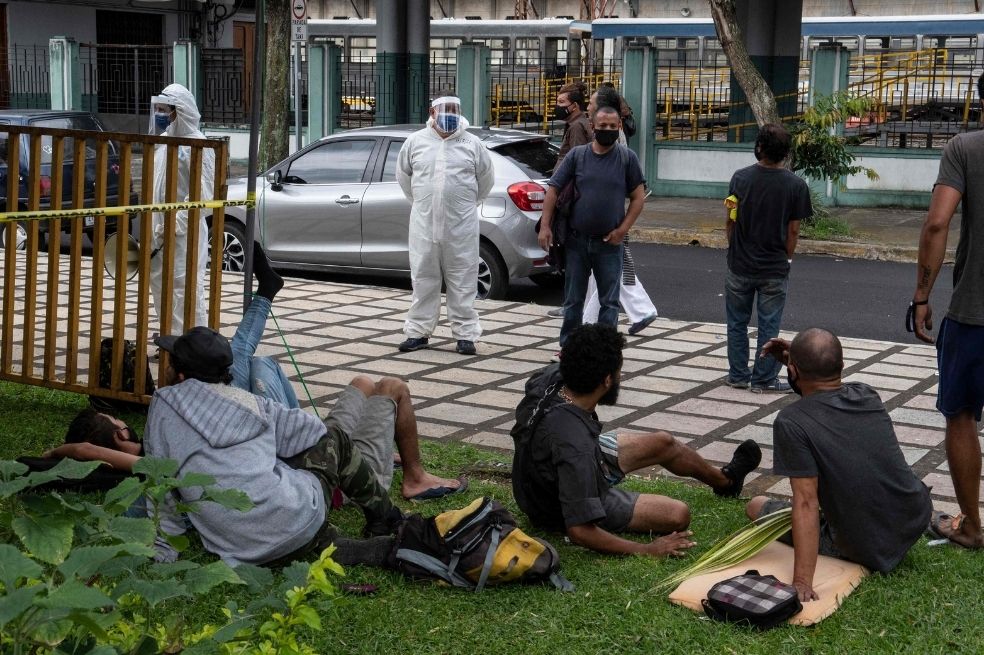 Costa Rica vacuna a sus habitantes de calle y les entrega comida y ropa limpia