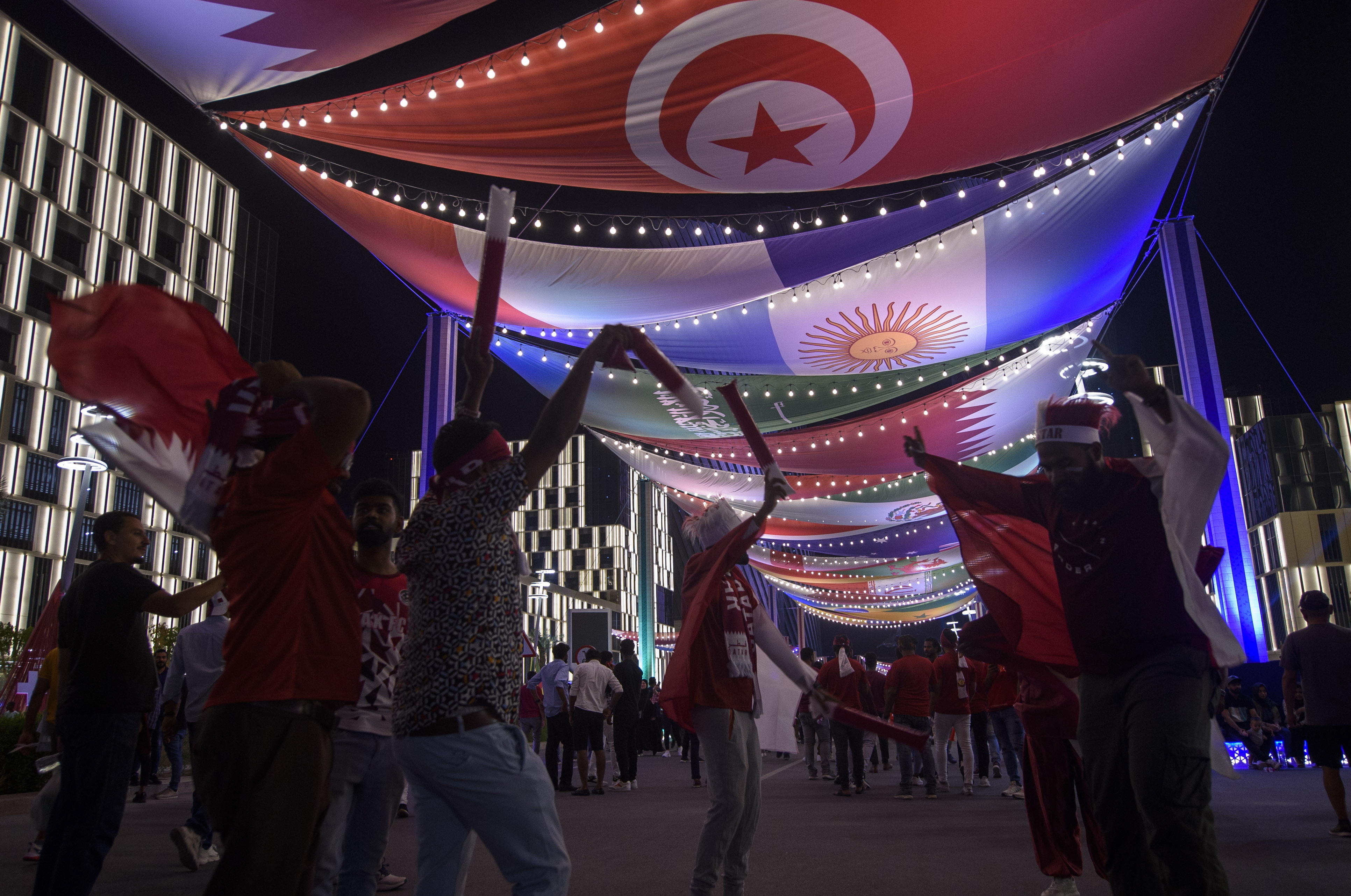 Doha (Qatar), 13/11/2022.- Qatari soccer fans gather at Lusail Boulevard in Doha, Qatar, 14 November 2022. The FIFA World Cup Qatar 2022 will take place from 20 November to 18 December 2022 in Qatar. (Mundial de Fútbol, Estados Unidos, Catar) EFE/EPA/NOUSHAD THEKKAYIL