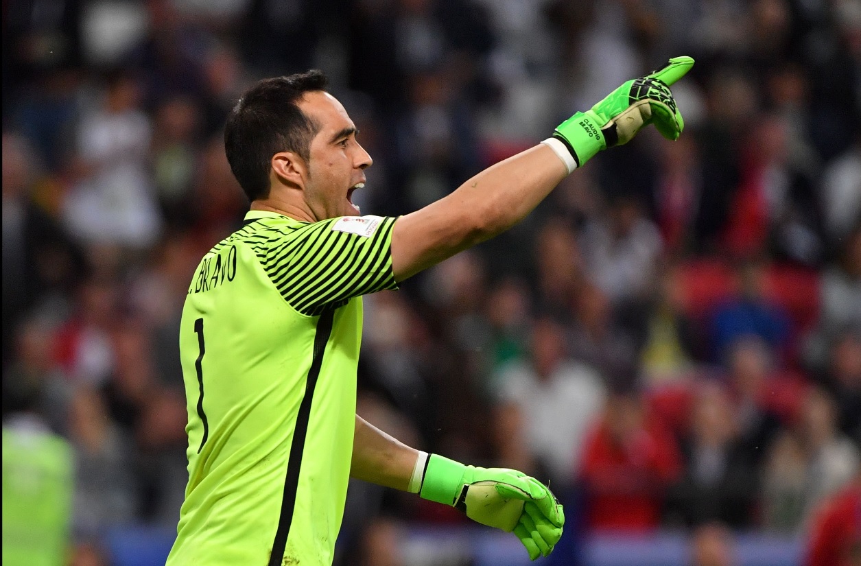 Claudio Bravo, la figura de Chile en el paso a la final de la Confederaciones