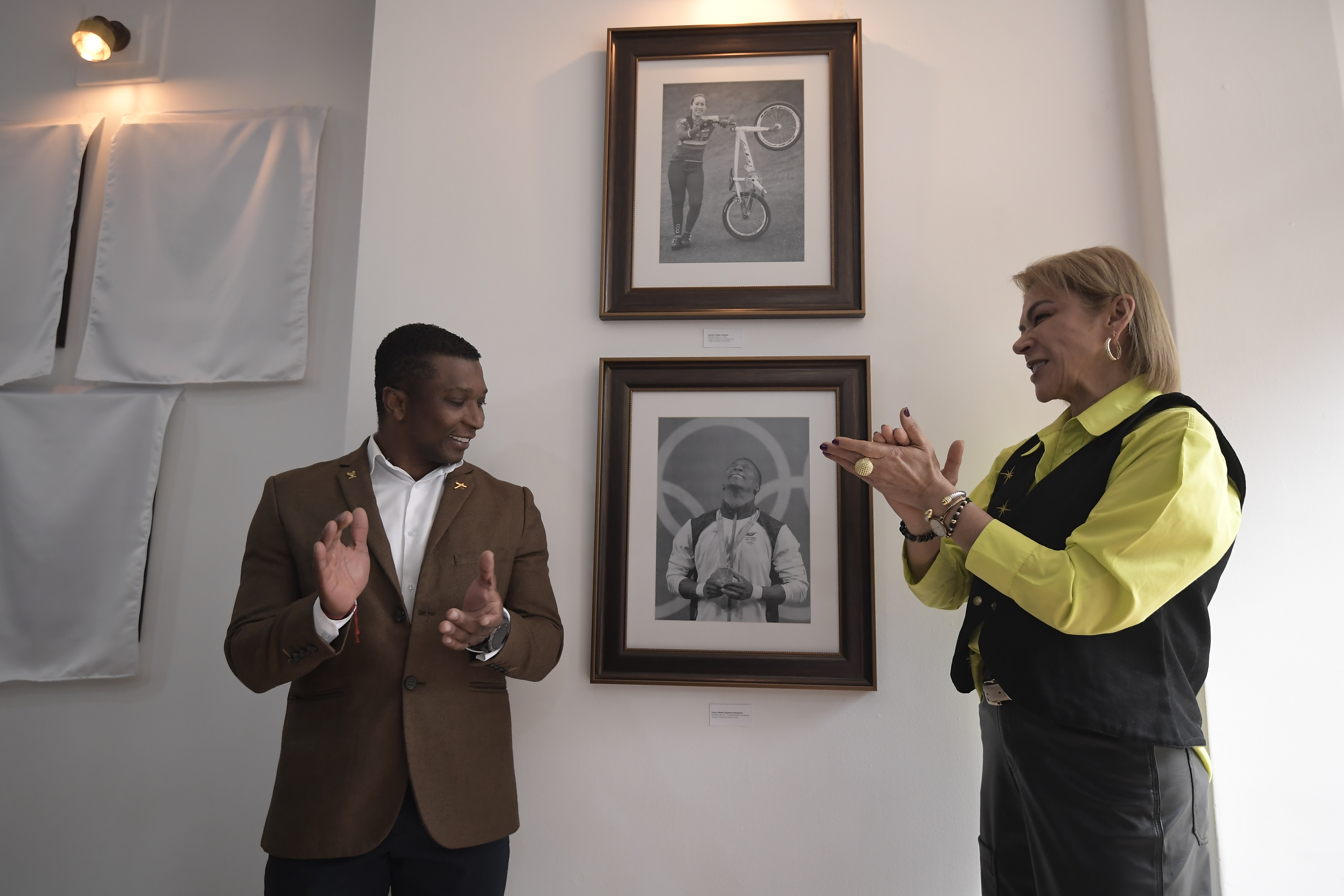 Expesista colombiano y Patricia Duque Cruz, ministra del deporte en un acto conmemorativo del Día Nacional del Deportista Colombiano que rindió homenaje a figuras emblemáticas de distintas generaciones, tanto del deporte convencional como del adaptado, evento realizado en el auditorio del Ministerio del Deporte y que contó con la presencia de referentes deportivos y periodistas de todo el país.