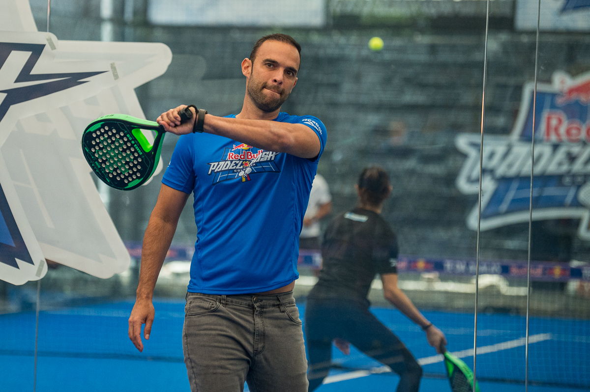 El extenista Juan Sebastián Cabal compitiendo en el lanzamiento de Red Bull Padel Dash.