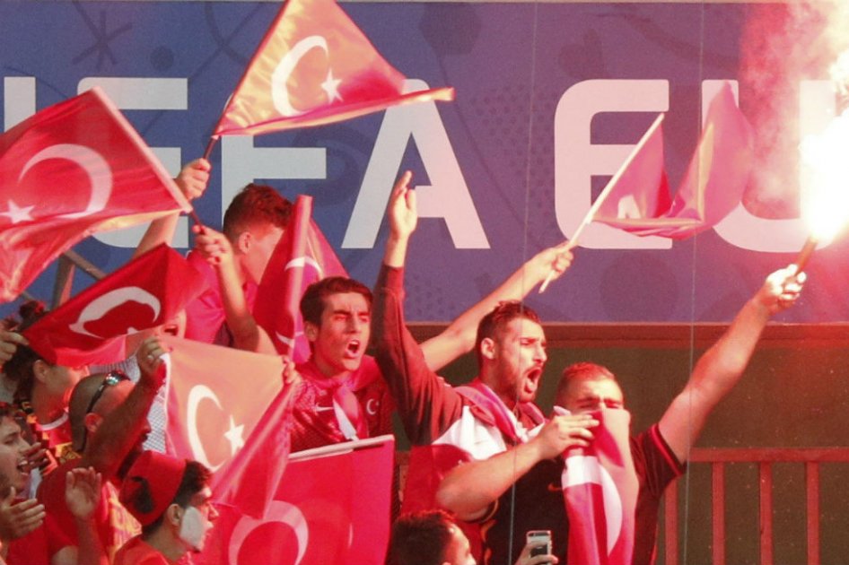 Un grupo de aficionados durante el partido España-Turquía del Grupo D de la Eurocopa de Fútbol de Francia 2016. /EFE