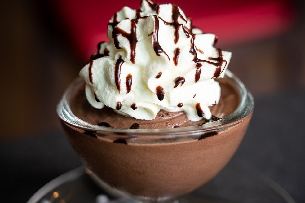 Así puedes preparar un esponjoso mousse de chocolate y piña caramelizada