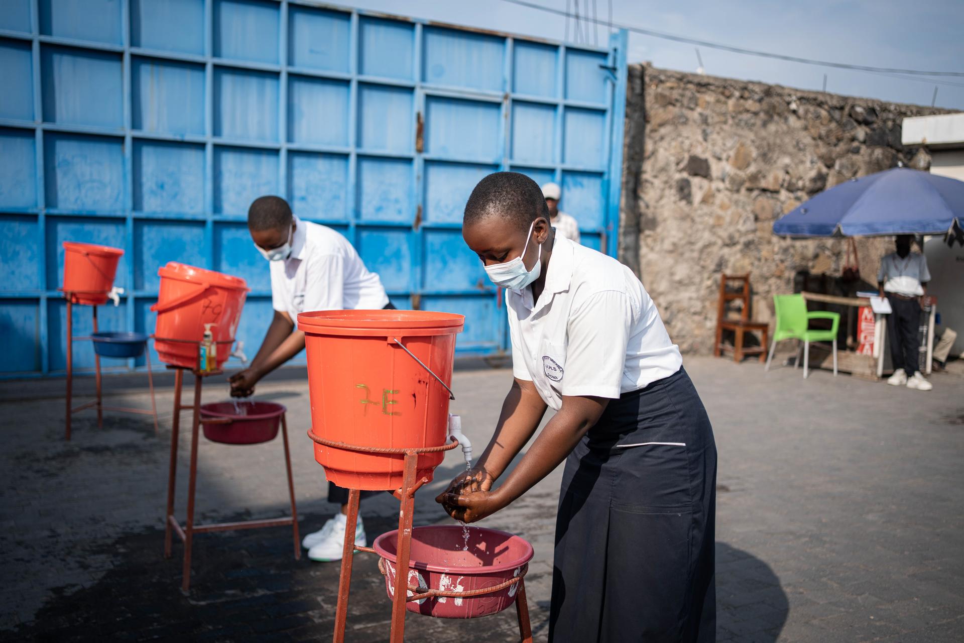 GOMA (DEMOCRATIC REPUBLIC OF CONGO), 19/05/2026.- Students wash their hands as a preventive measure against Ebola at the Institut Mwanga in Goma, North Kivu, Democratic Republic of Congo, 19 May 2026. The World Health Organization (WHO), has declared that the Ebola disease caused by Bundibugyo virus in the Democratic Republic of the Congo and Uganda constitutes a public health emergency of international concern (PHEIC). EFE/EPA/MARIE JEANNE MUNYERENKANA
