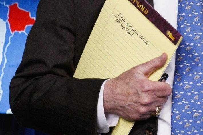 En el anotador de Bolton estaba escrito: "5.000 troops to Colombia"APFrente a las anotaciónes, el canciller colombiano, Carlos Holmes Trujillo, afirmó que "con respecto a la mención a Colombia en el cuaderno de notas que tenía en sus manos el señor John Bolton, se desconoce el alcance y la razón de dicha anotación", y aseguró que el país seguirá "dialogando de forma permanente con los Estados Unidos sobre todos los demás de interés común ,y cooperando con esta nación amiga en asuntos bilaterales, hemisféricos y globales".