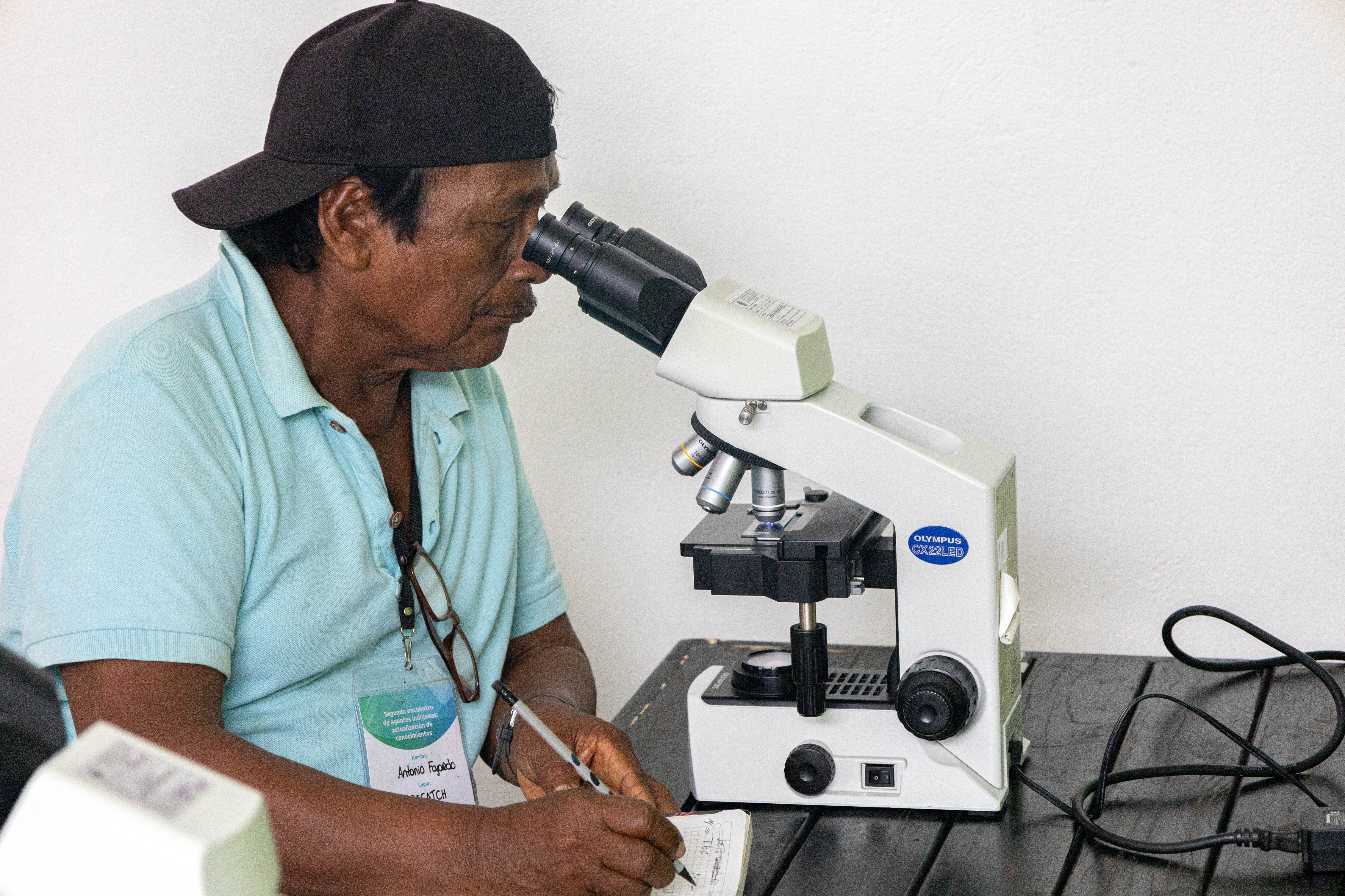 Un agente comunitario de salud en un ejercicio práctico de microscopía. Los agentes que hicieron parte de los encuentros se comprometieron a replicar los conocimientos adquiridos durante el proceso de actualización con sus comunidades.