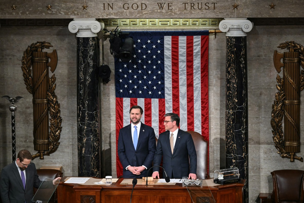 El vicepresidente de Estados Unidos, J. D. Vance (izq.), habla con el presidente de la Cámara de Representantes, Mike Johnson, antes del discurso sobre el Estado de la Unión del presidente Donald Trump en la Cámara de Representantes del Capitolio, en Washington, D.C.