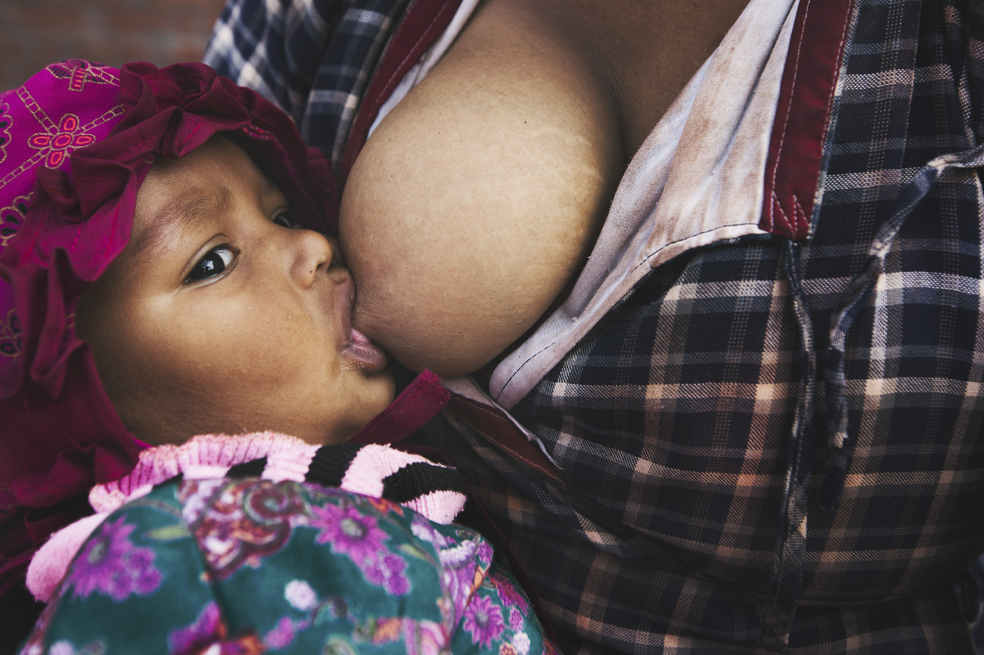 Estos son algunas de las ventajas que tiene la lactancia materna en la salud de tu bebé, al recibir leche materna a lo largo del primer año.