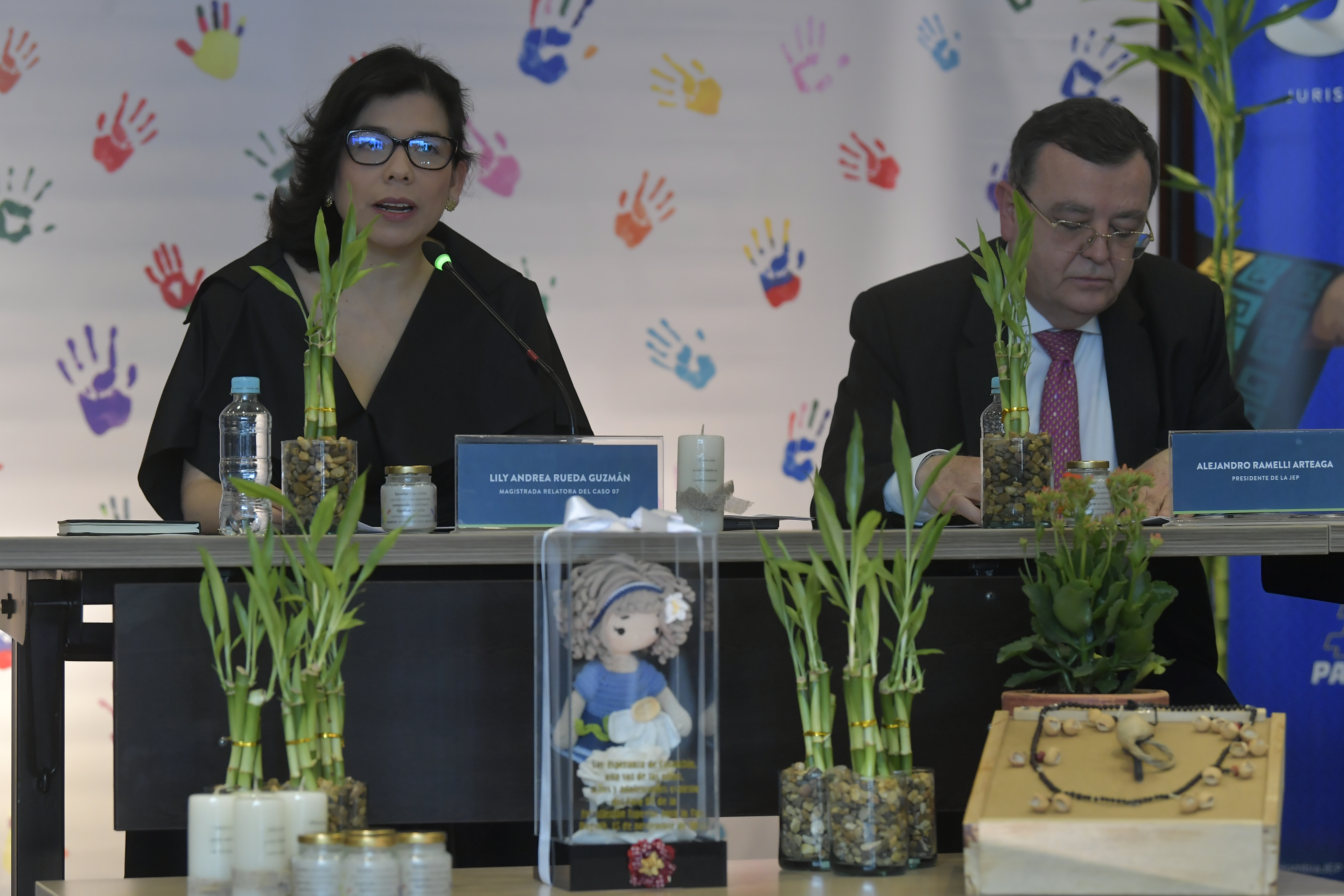 Magistrada con Alejandro Ramelli, presidente de la JEP, durante la imputación por el reclutamiento forzado de menores y otros crímenes en el marco del macrocaso 07, a seis miembros del antiguo secretariado de la extinta guerrilla de las Farc: Rodrigo Londoño, Jaime Alberto Parra, Milton de Jesús Toncel, Pablo Catatumbo, Pastor Alape y Julián Gallo.