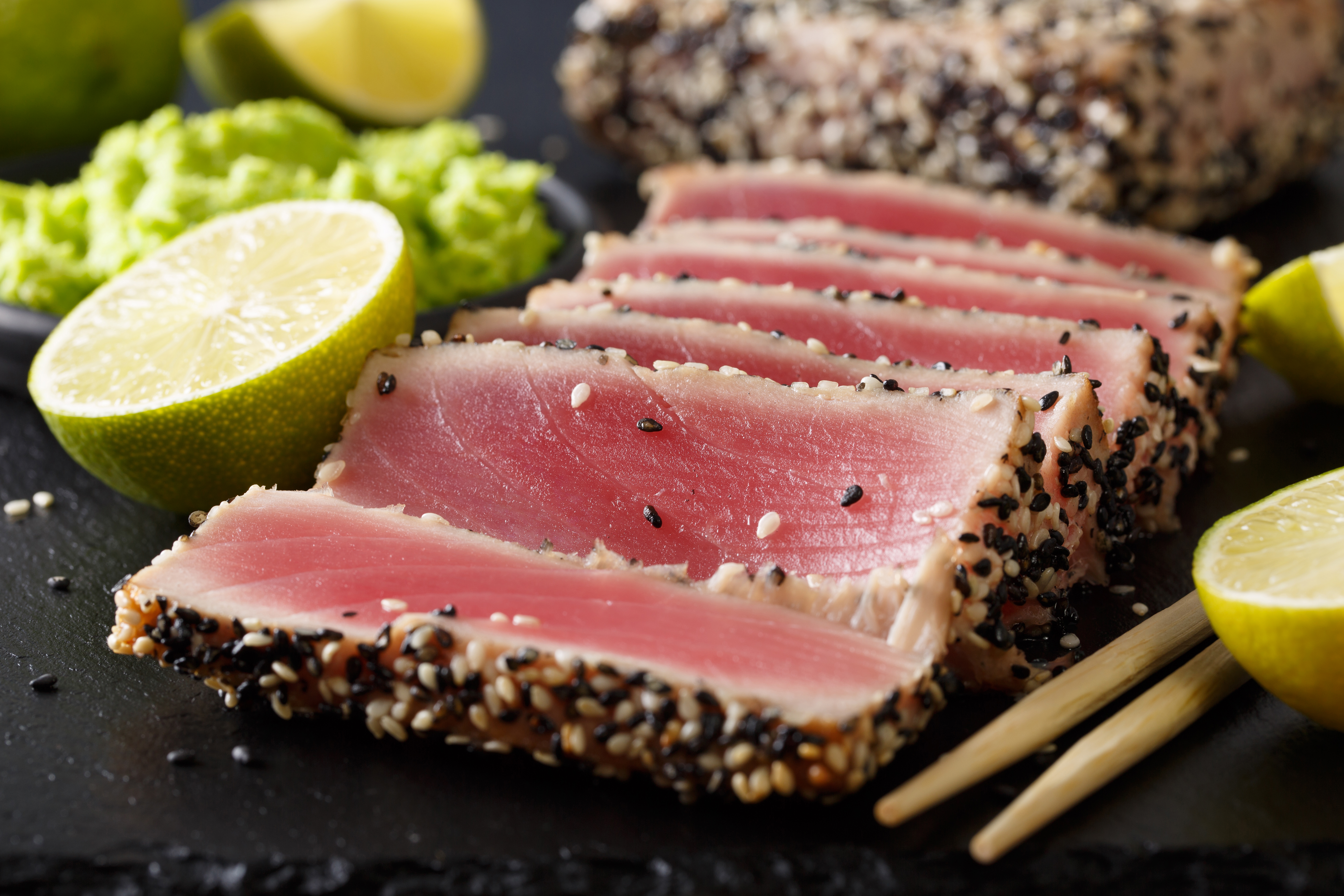 Lunes de filete de atún en costra de ajonjolí