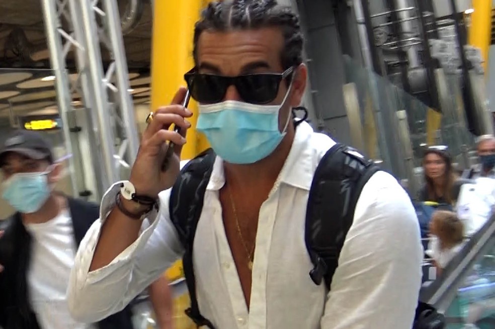 Mario Casas revoluciona las redes con sus trenzas y su bronceado