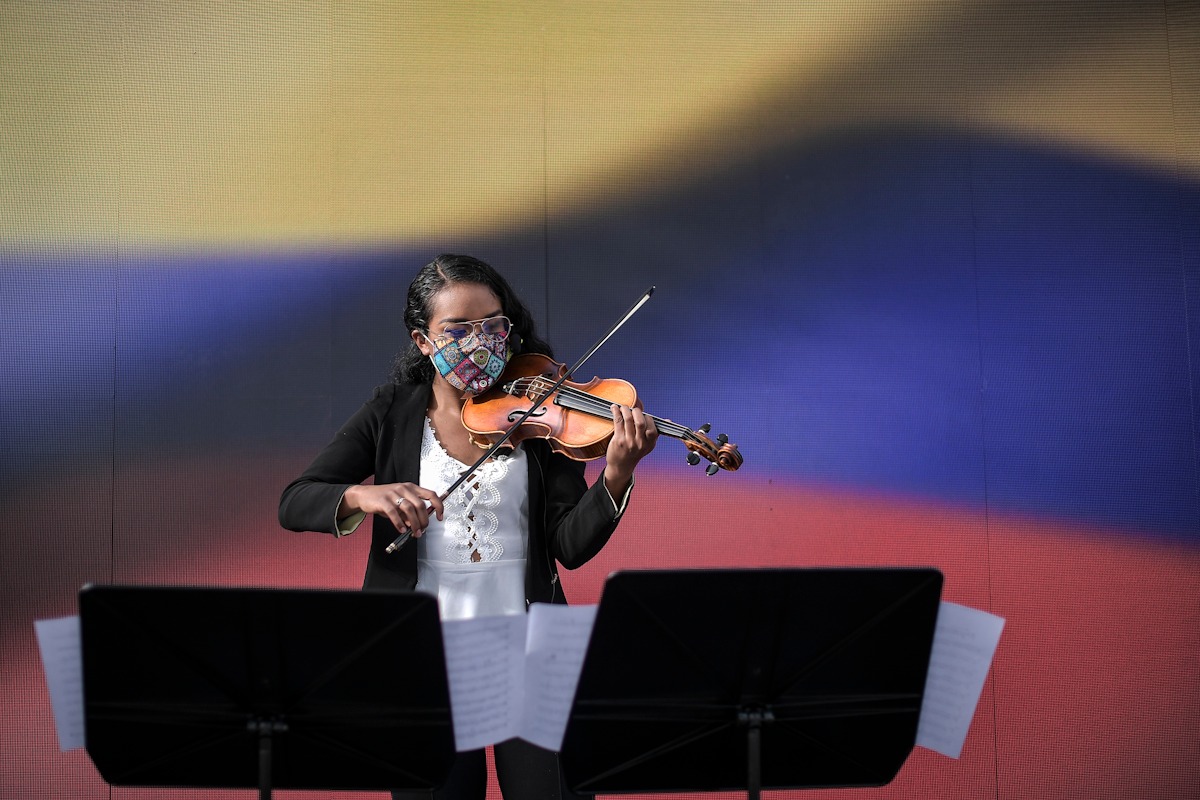 También hubo una breve presentación musical por parte de algunos miembros de la Orquesta Filarmónica de Bogotá, pues debido a la pandemia no pudo estar presente toda la agrupación.
