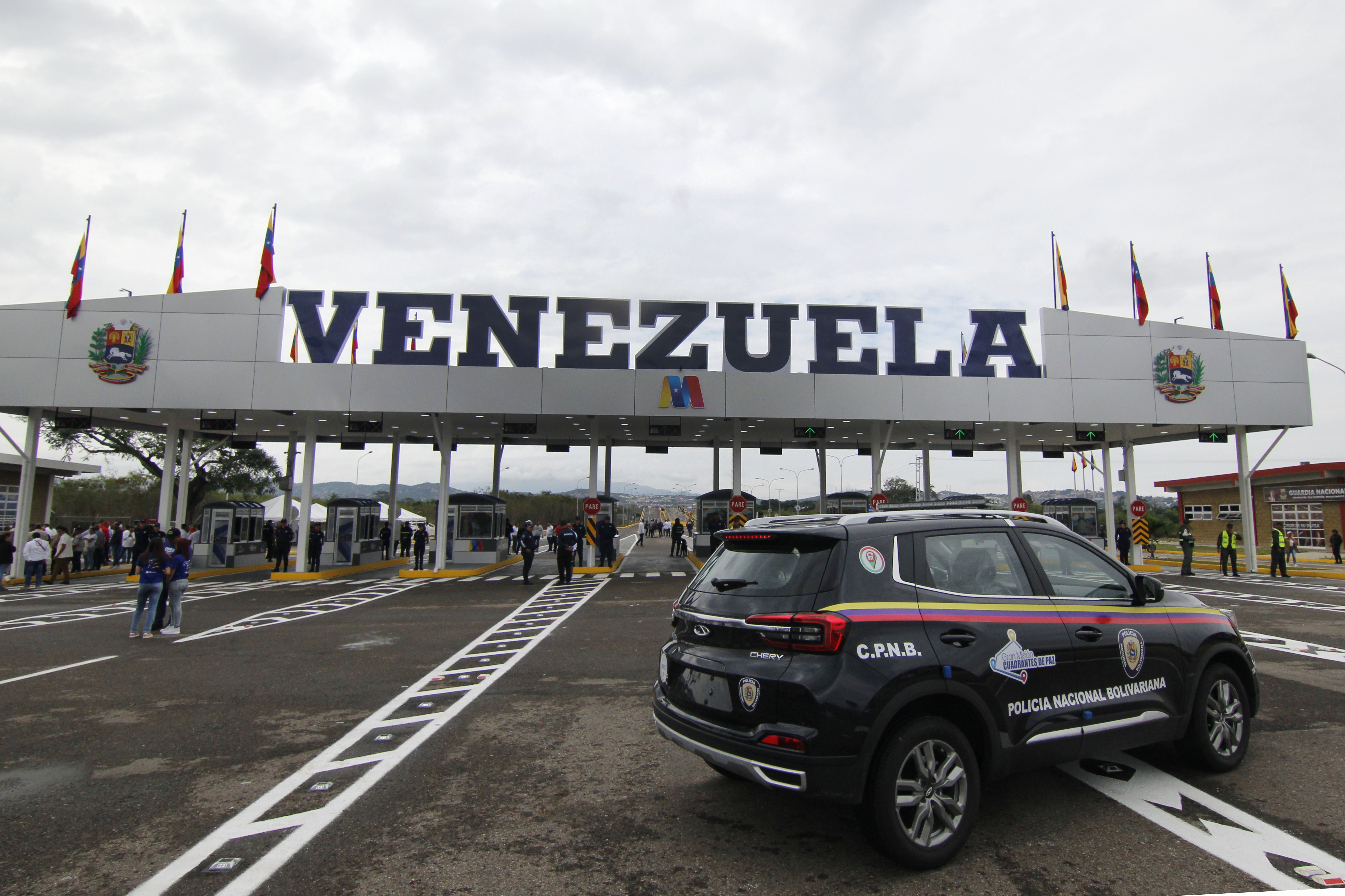 AME3760. CÚCUTA (COLOMBIA), 01/01/2023.- Vehículos recorren hoy el puente binacional Atanasio Girardot, que une a las poblaciones de Cúcuta (Colombia) y Tienditas (Venezuela). Los gobiernos de Colombia y Venezuela pusieron en operación este 1 de enero el puente binacional Atanasio Girardot, también conocido como "Tienditas", que comunica al departamento de Norte de Santander con el estado del Táchira, lo que supone un paso más en la normalización de sus relaciones. EFE/ Mario Caicedo