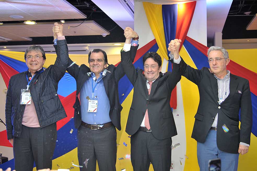 Francisco Santos y Álvaro Uribe Vélez, en la convención distrital.  Cristian Garavito